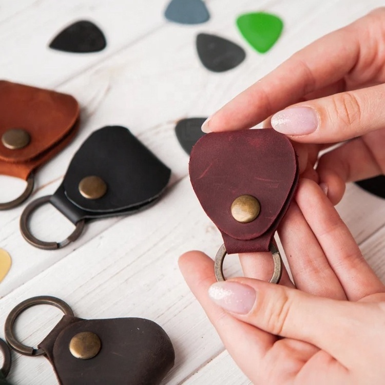 Personalized Custom Guitar Picks Holder Case Portable Crazy Horse Leather Guitar Pick Holder Keychain