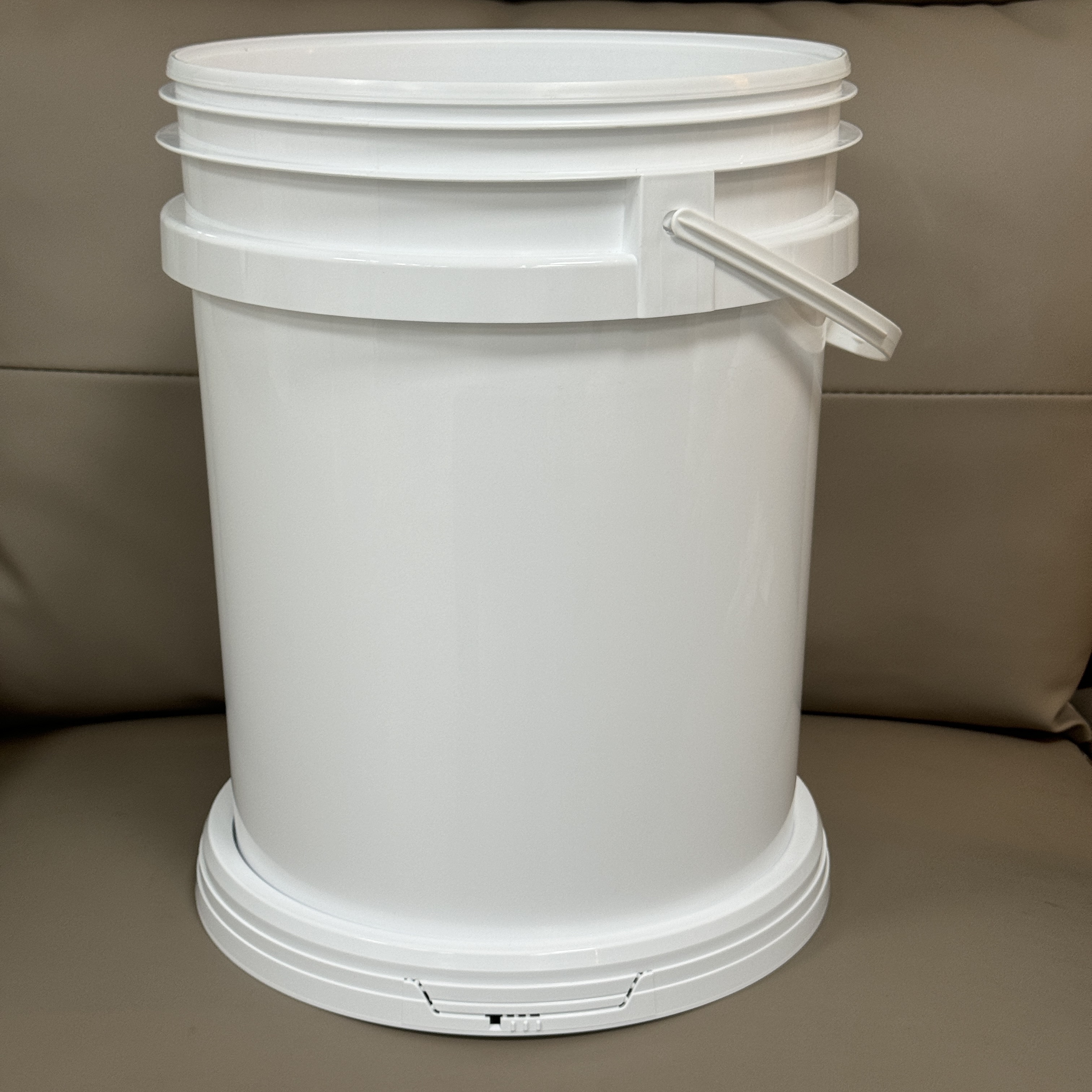 28 Liter PP white plastic bucket with tear strip lid for Shoe Adhesive