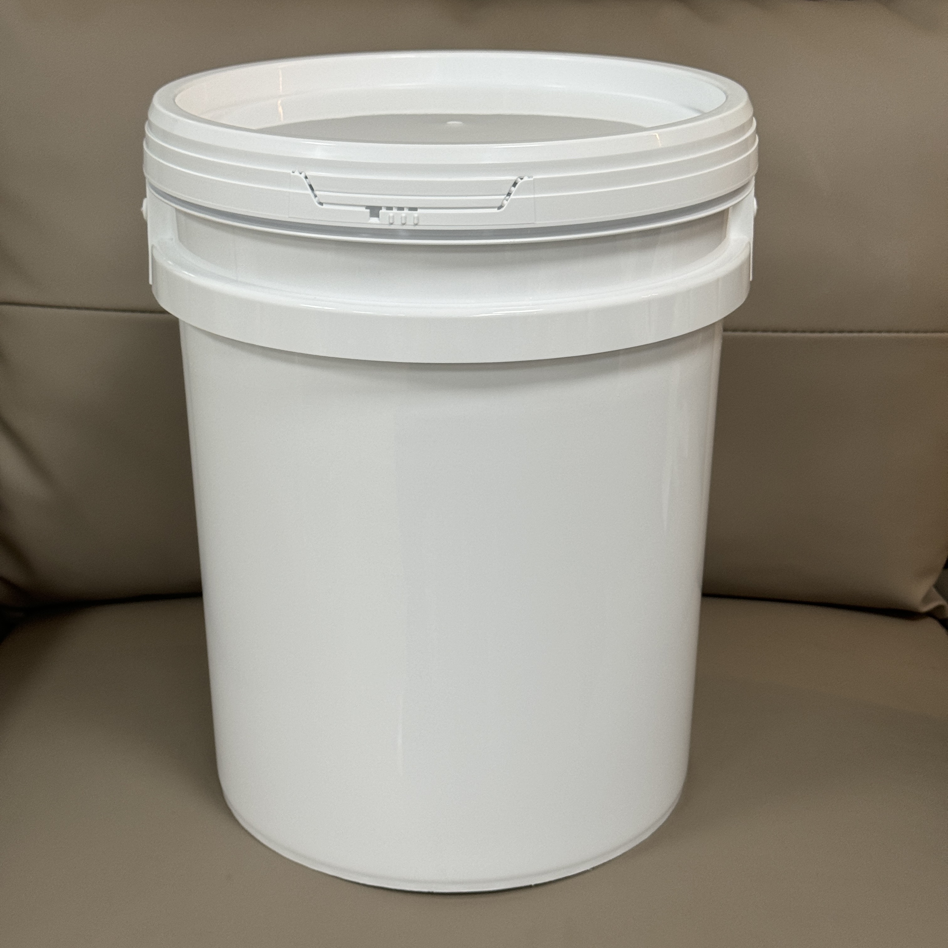 28 Liter PP white plastic bucket with tear strip lid for Wood Wax Oil