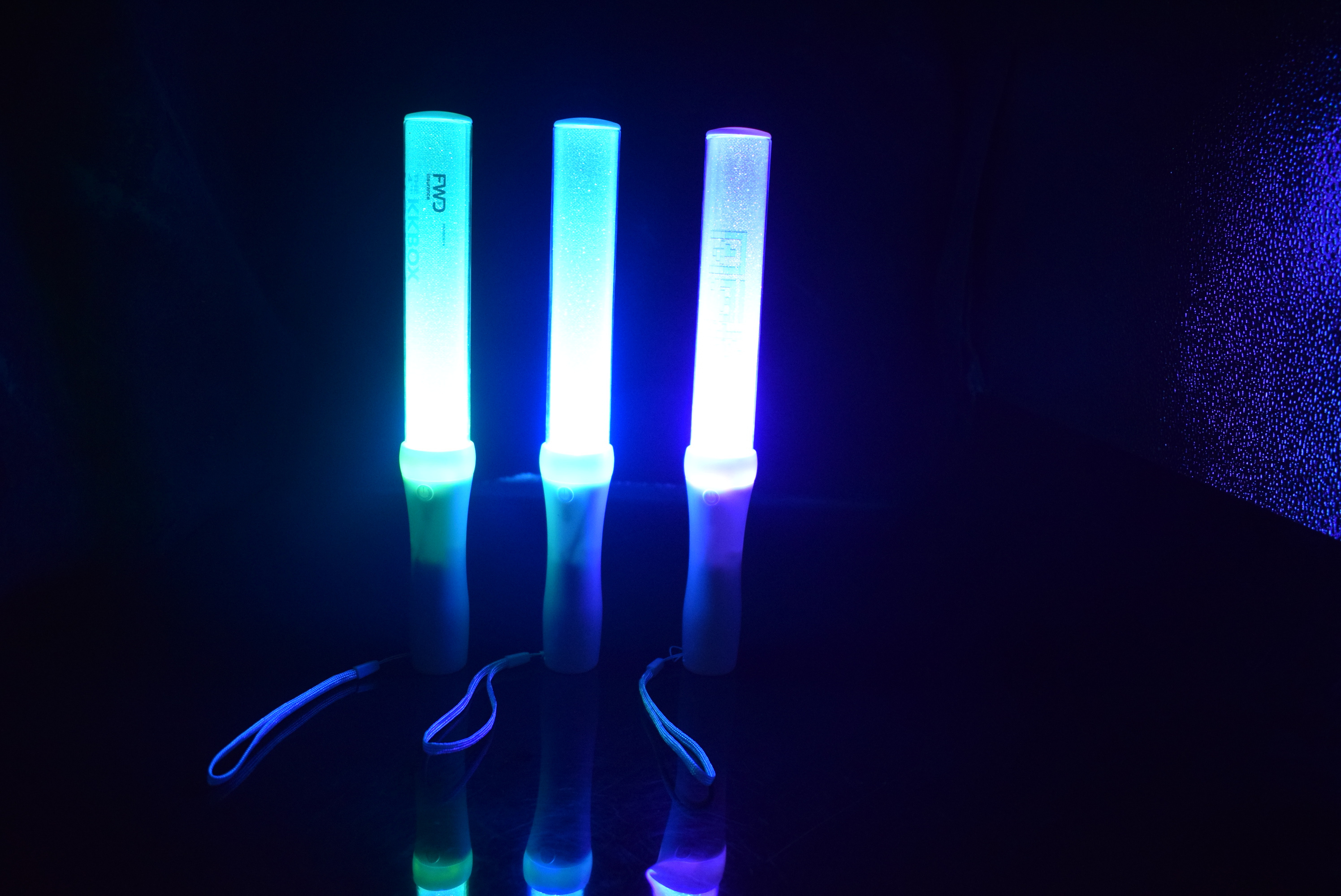 2023 Hot Popular Christmas Party Decoration Customized Wireless Remote Controlled Rechargeable LED Glow Sticks