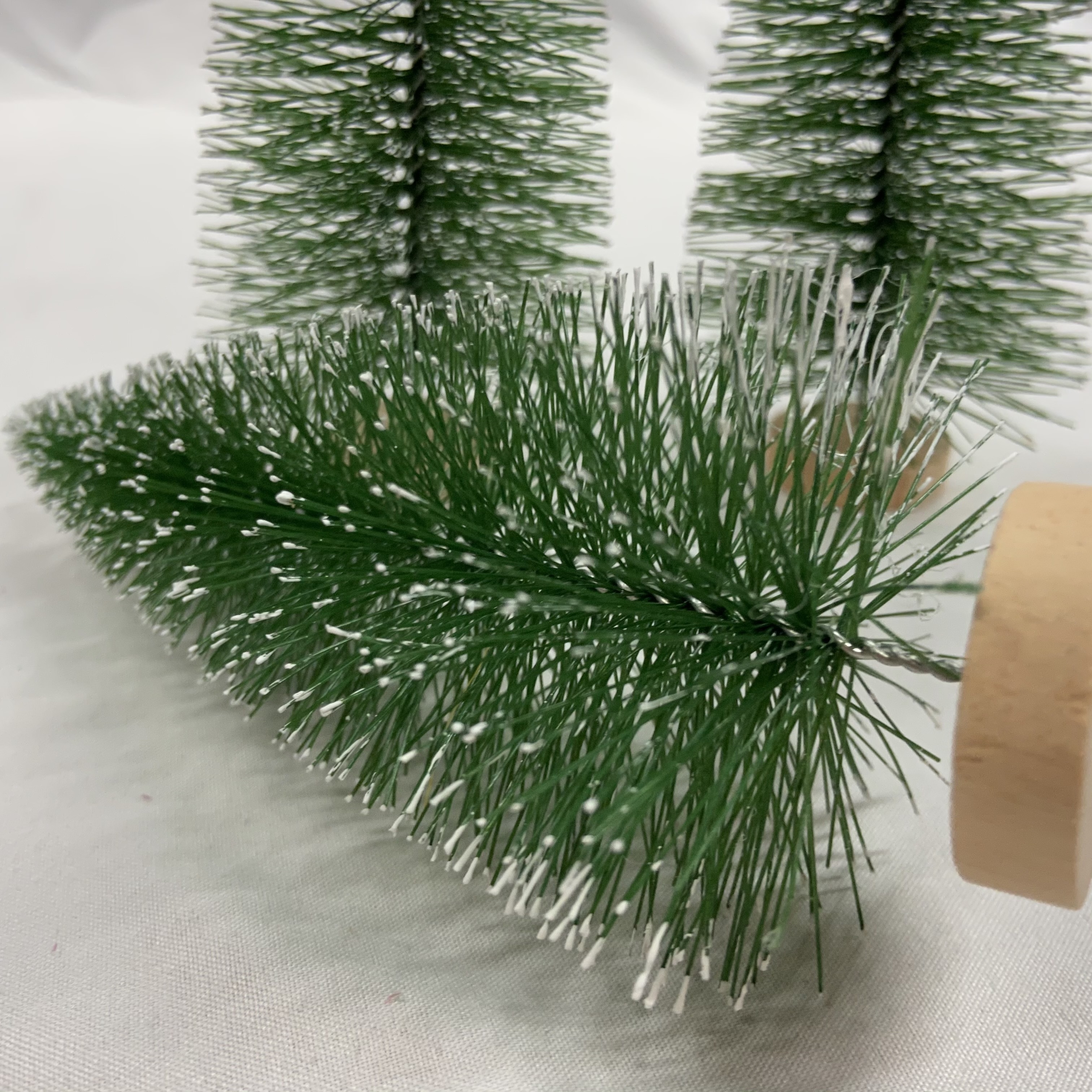 Sisal Bottle Brush Mini Pine Trees with Wood Base Snow Frosted Trees Winter Snow Tabletop christmas decoration supplies