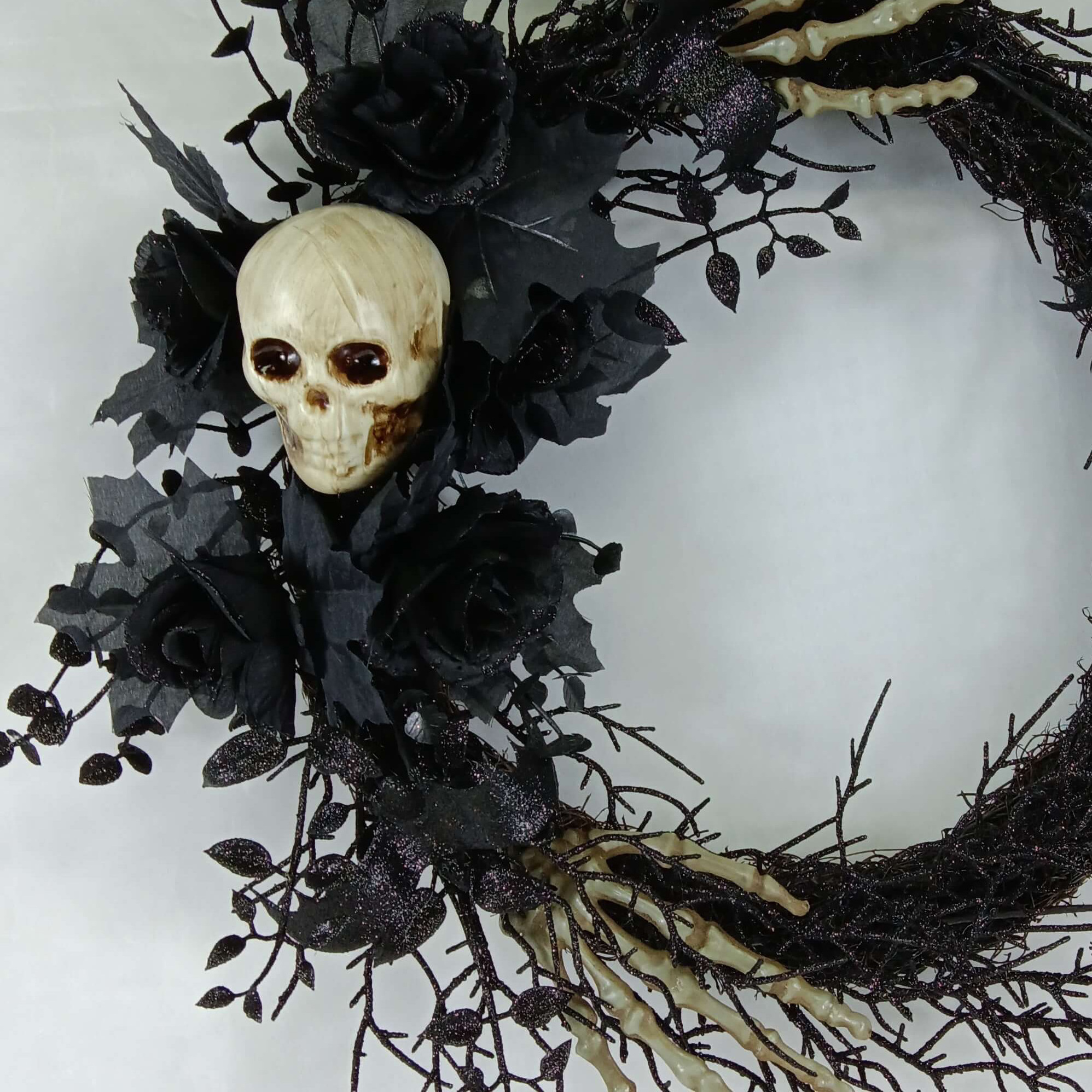 Senmasine 24 Inch Diy Decor Skeleton Heads Hand Glitter Black Dead Branches Artificial Roses Flowers Leaves Halloween Wreath