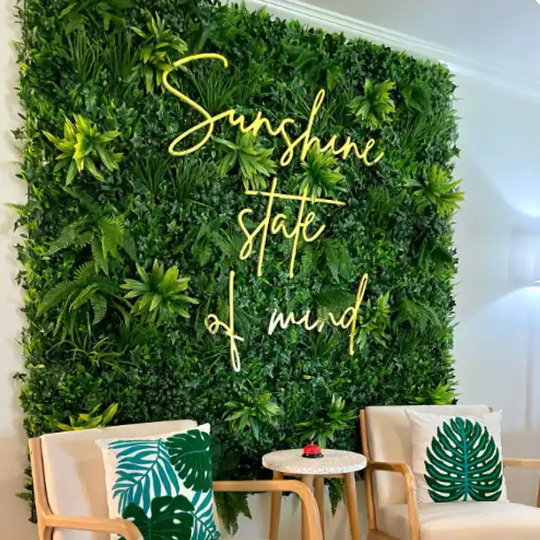 New Design Customized Jungle Style Vertical Plants Wall Artificial Backdrop Wall Panels Green Grass Wall for Home Decoration