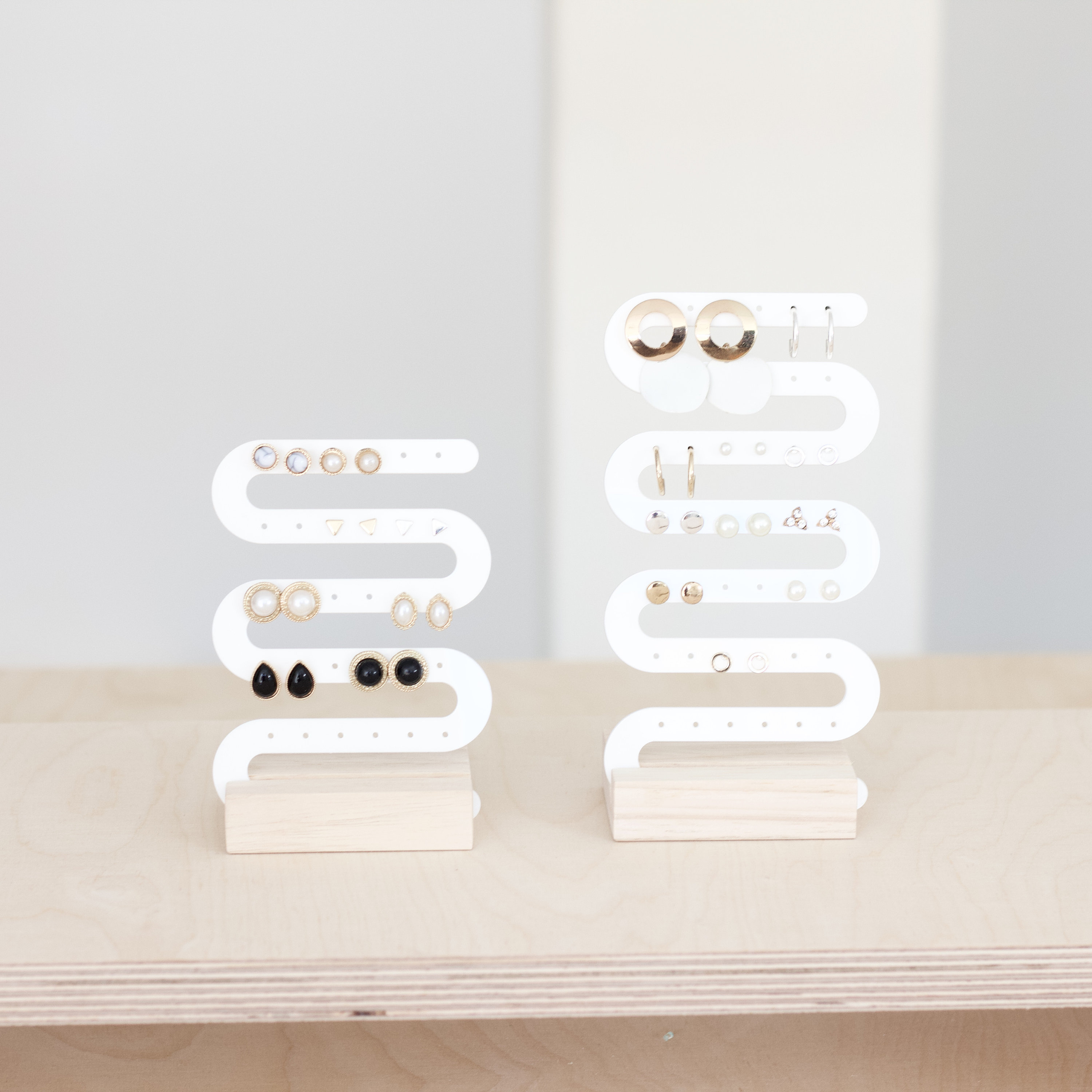 Minimalist Acrylic Jewelry Earring Hanger S Shape Retail Drop Earring Piercing Display Stud Earring Holder With Wooden Base