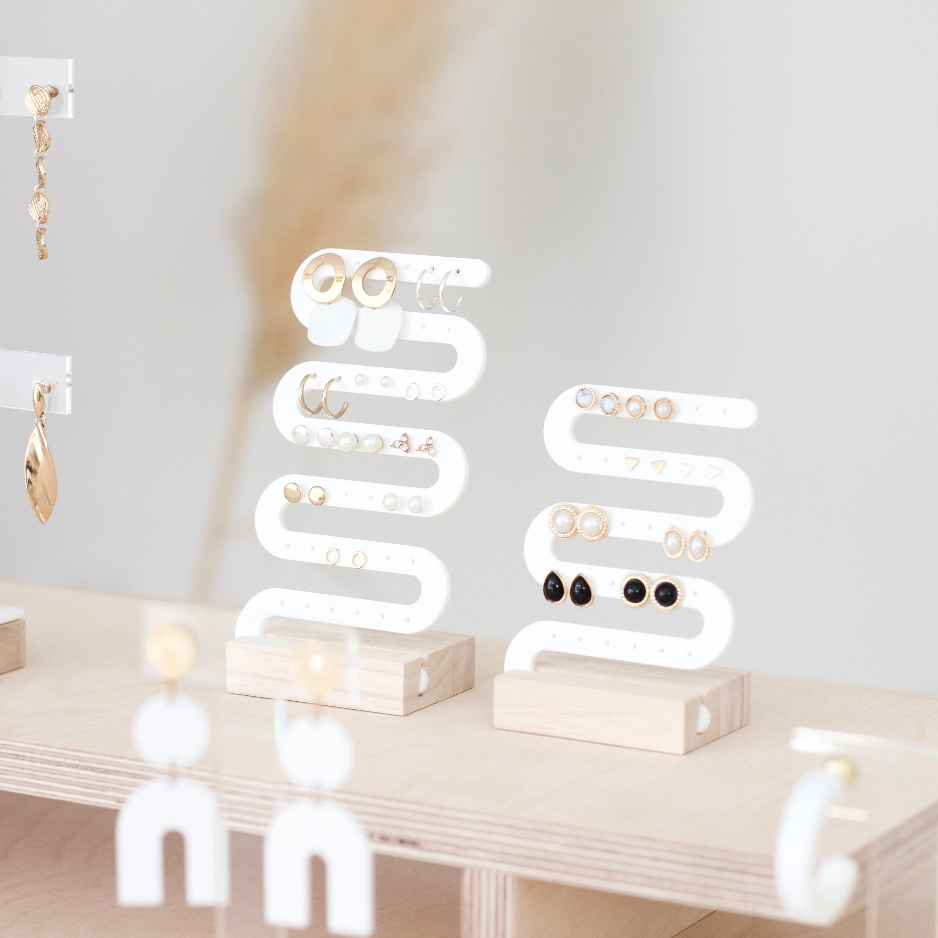 Minimalist Acrylic Jewelry Earring Hanger S Shape Retail Drop Earring Piercing Display Stud Earring Holder With Wooden Base