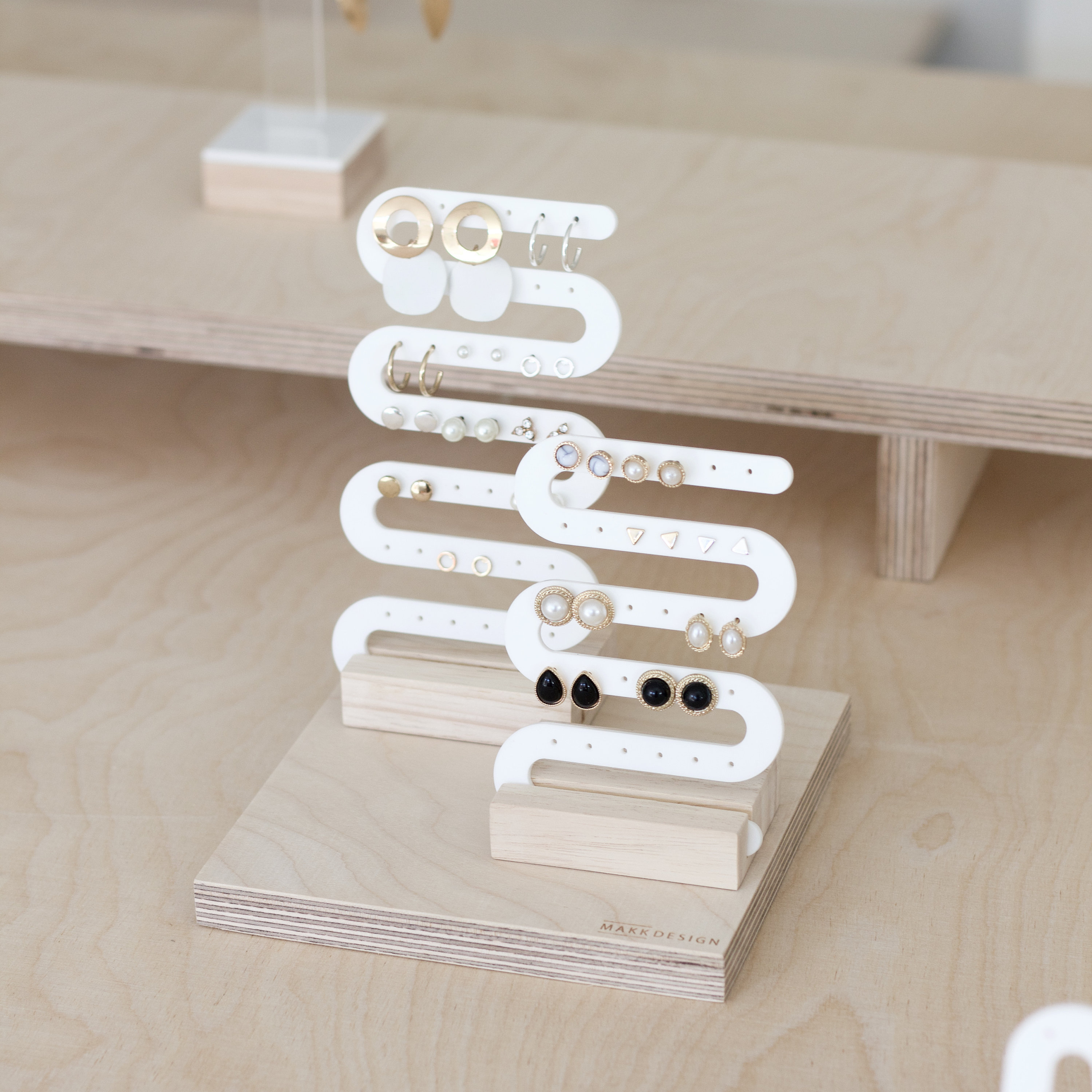 Minimalist Acrylic Jewelry Earring Hanger S Shape Retail Drop Earring Piercing Display Stud Earring Holder With Wooden Base