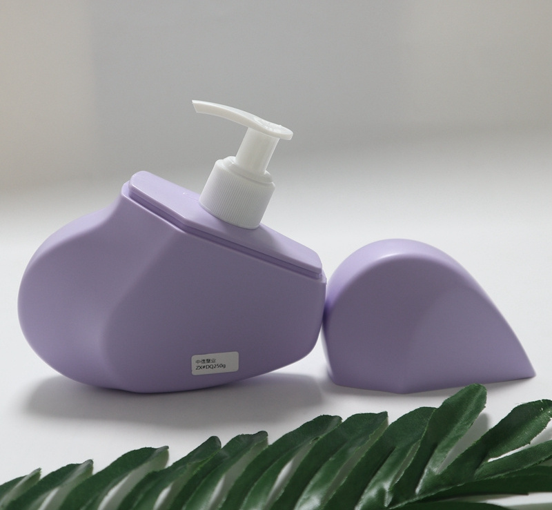 Unique design heart shape HDPE lotion bottle 250ml shampoo cosmetic packaging with pump