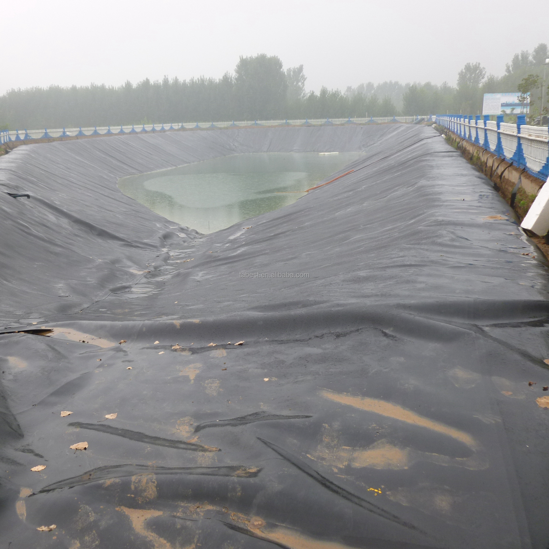 Smooth surface HDPE waterproof geomembrane for pond farming or artificial lake