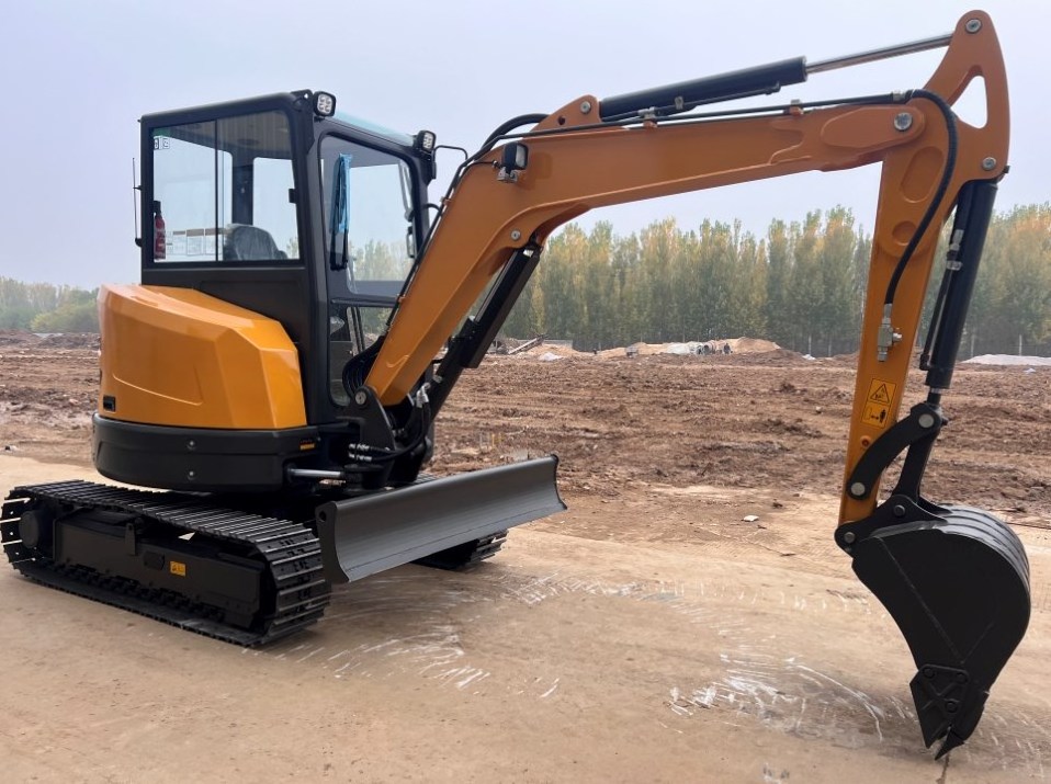 4 ton  factory  price high quality with kubota engine mini crawler excavator with side boom and A/C hot sale 2022