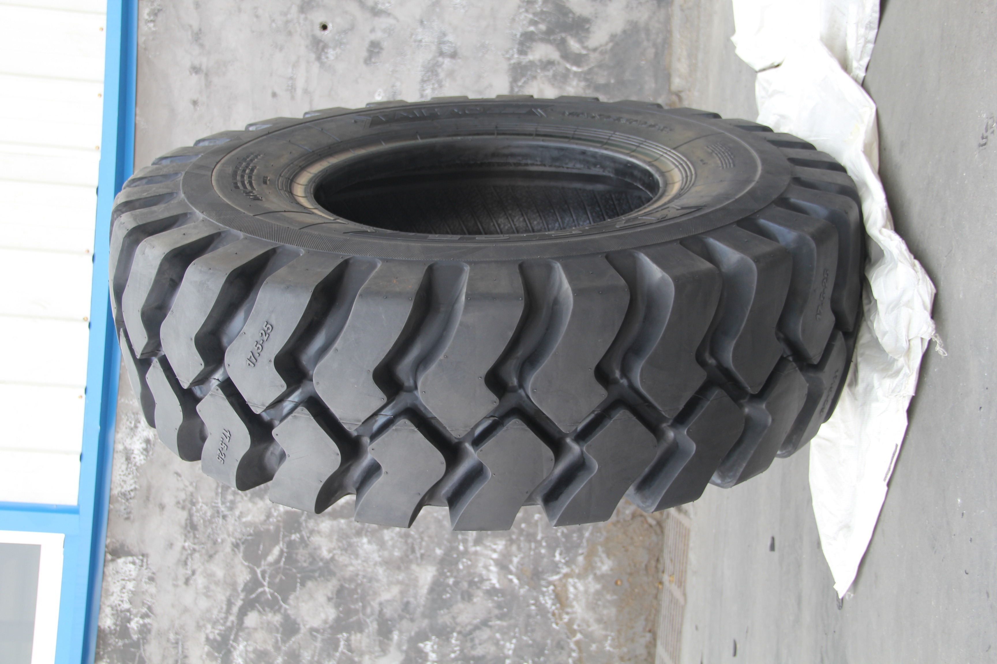 Hot Sale Off the Road Tyres Pattern L4 17.5-25 OTR Tires