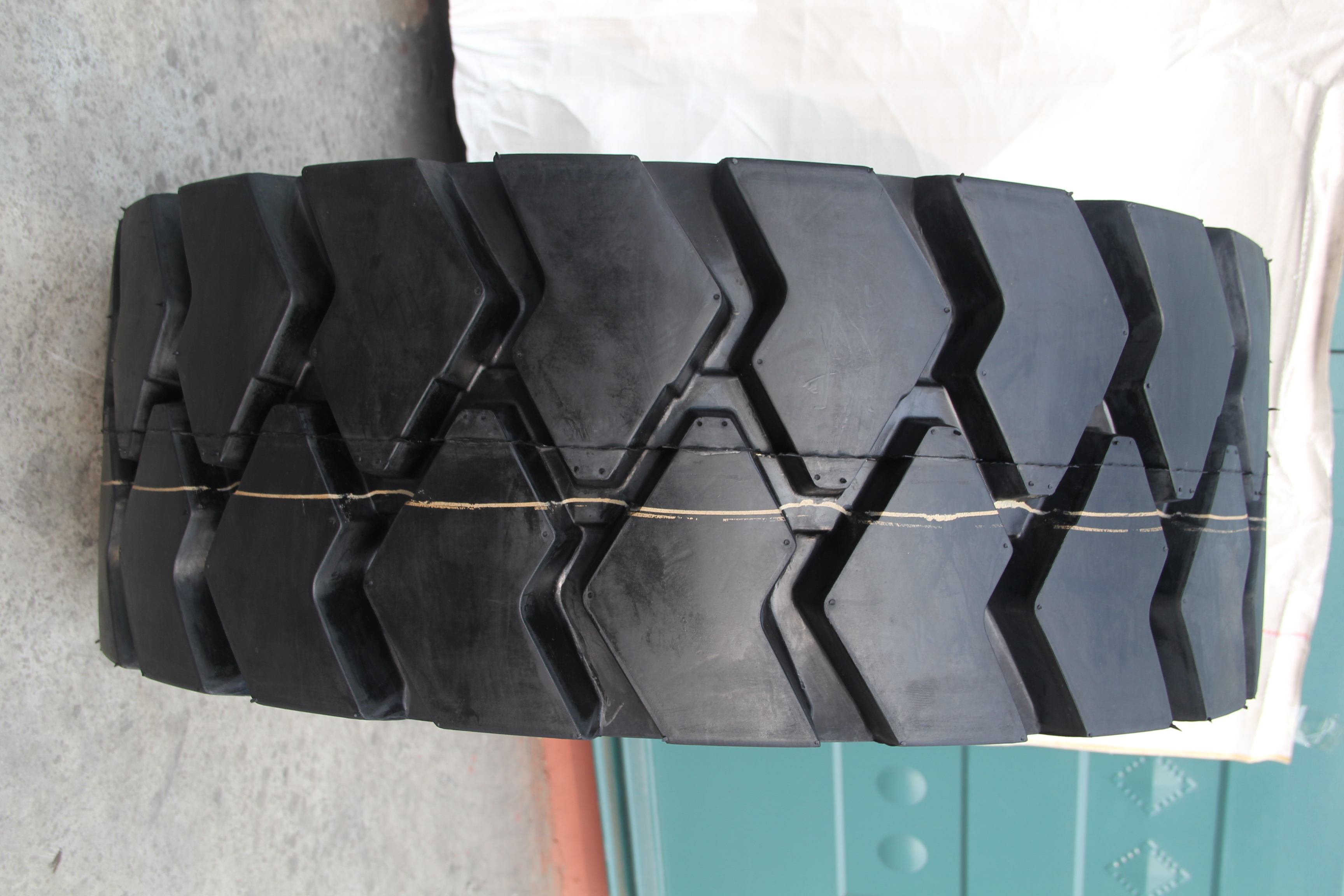 Taihao Tyre Industrial Skid Steer Tyre 10-16.5 High Quality SKS-2 Tires