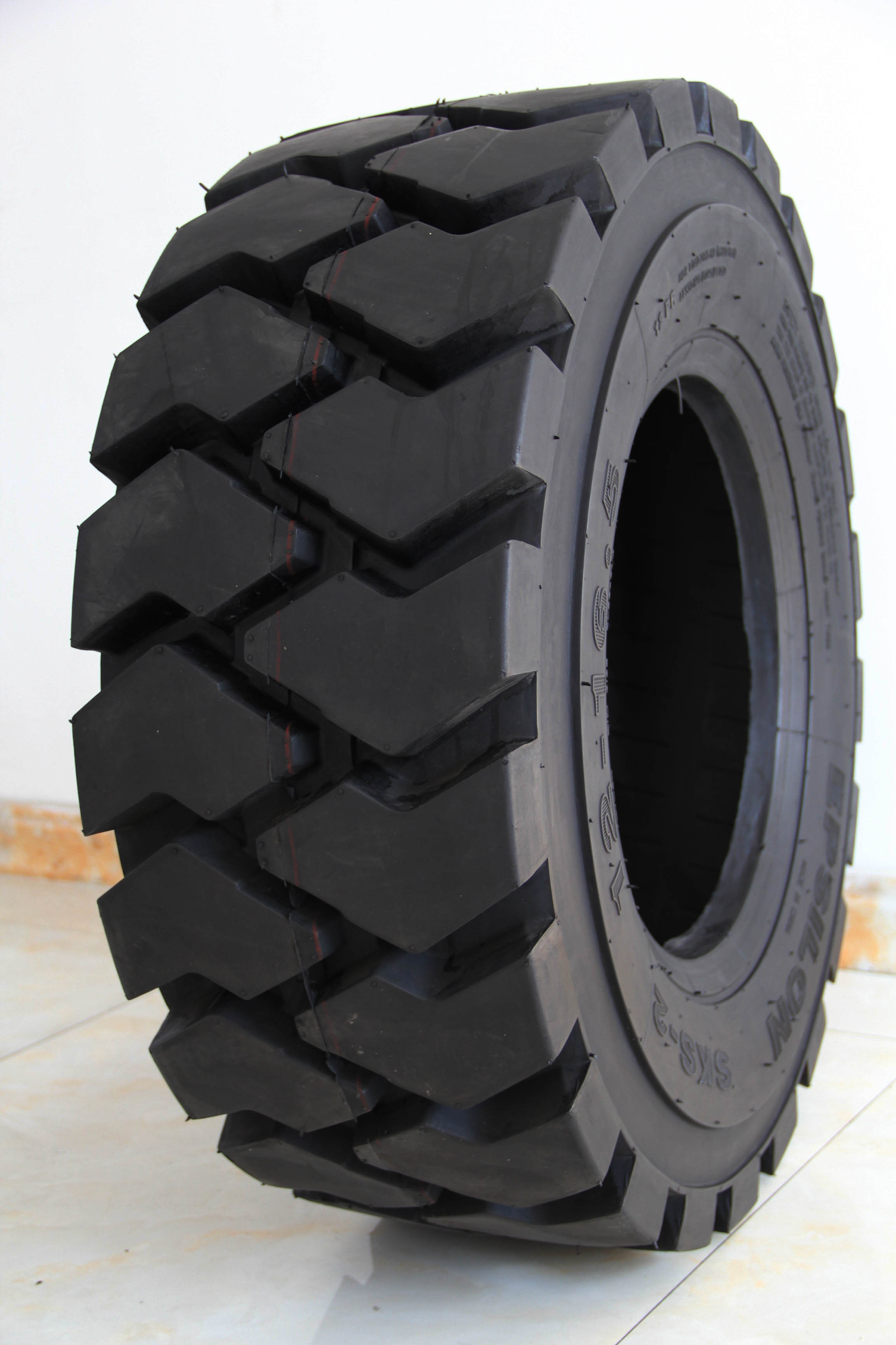 Taihao Tyre Industrial Skid Steer Tyre 10-16.5 High Quality SKS-2 Tires