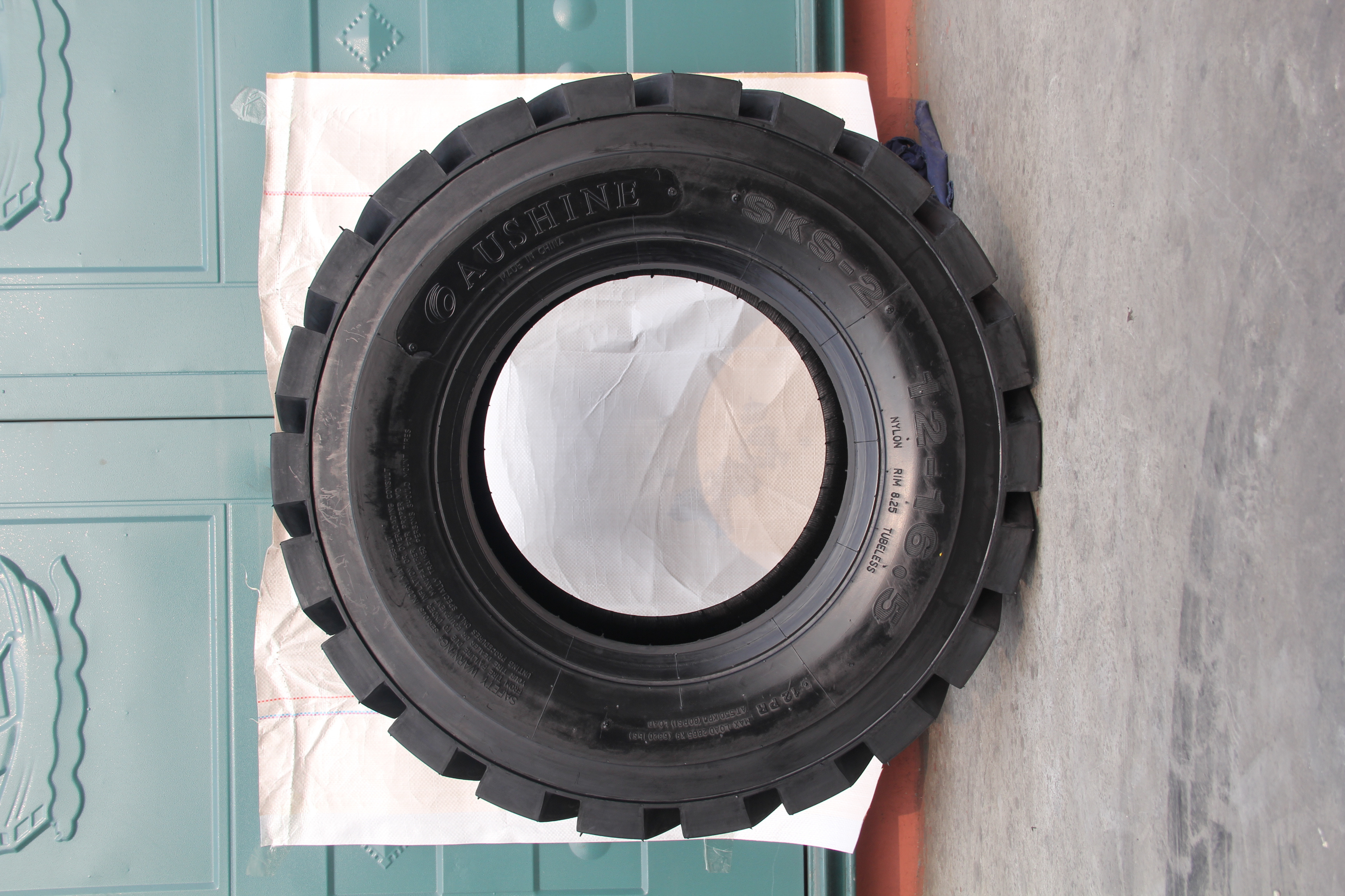 Taihao Tyre Industrial Skid Steer Tyre 10-16.5 High Quality SKS-2 Tires