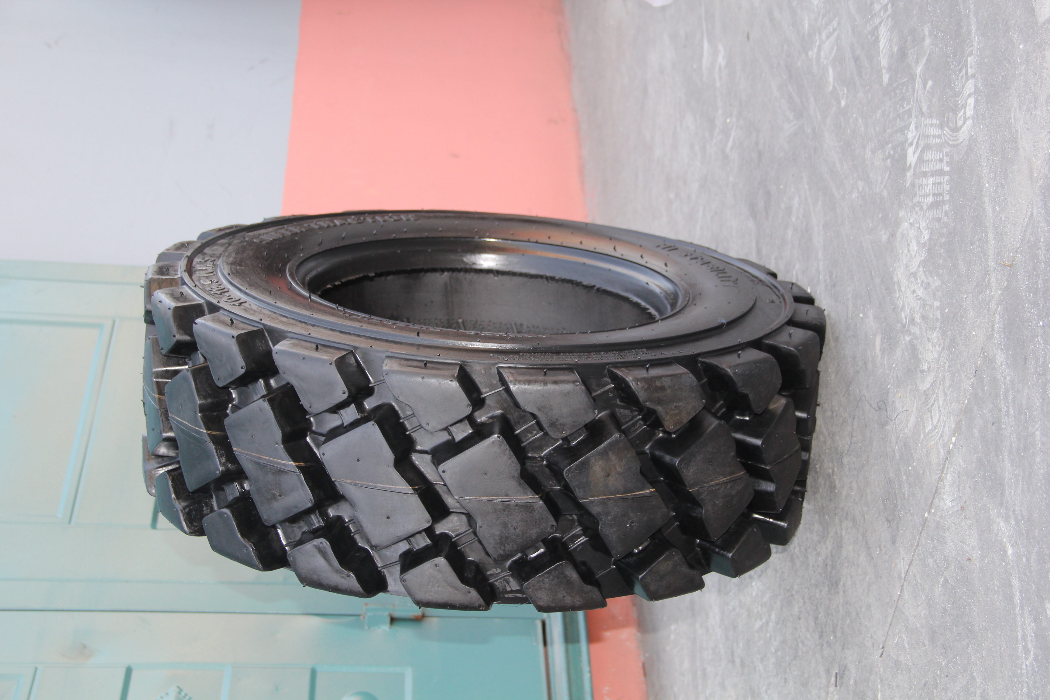 Taihao Brand Industrial SKS-3 Tyres Tubeless 10-16.5 12-16..5 Skid  Steer Tire