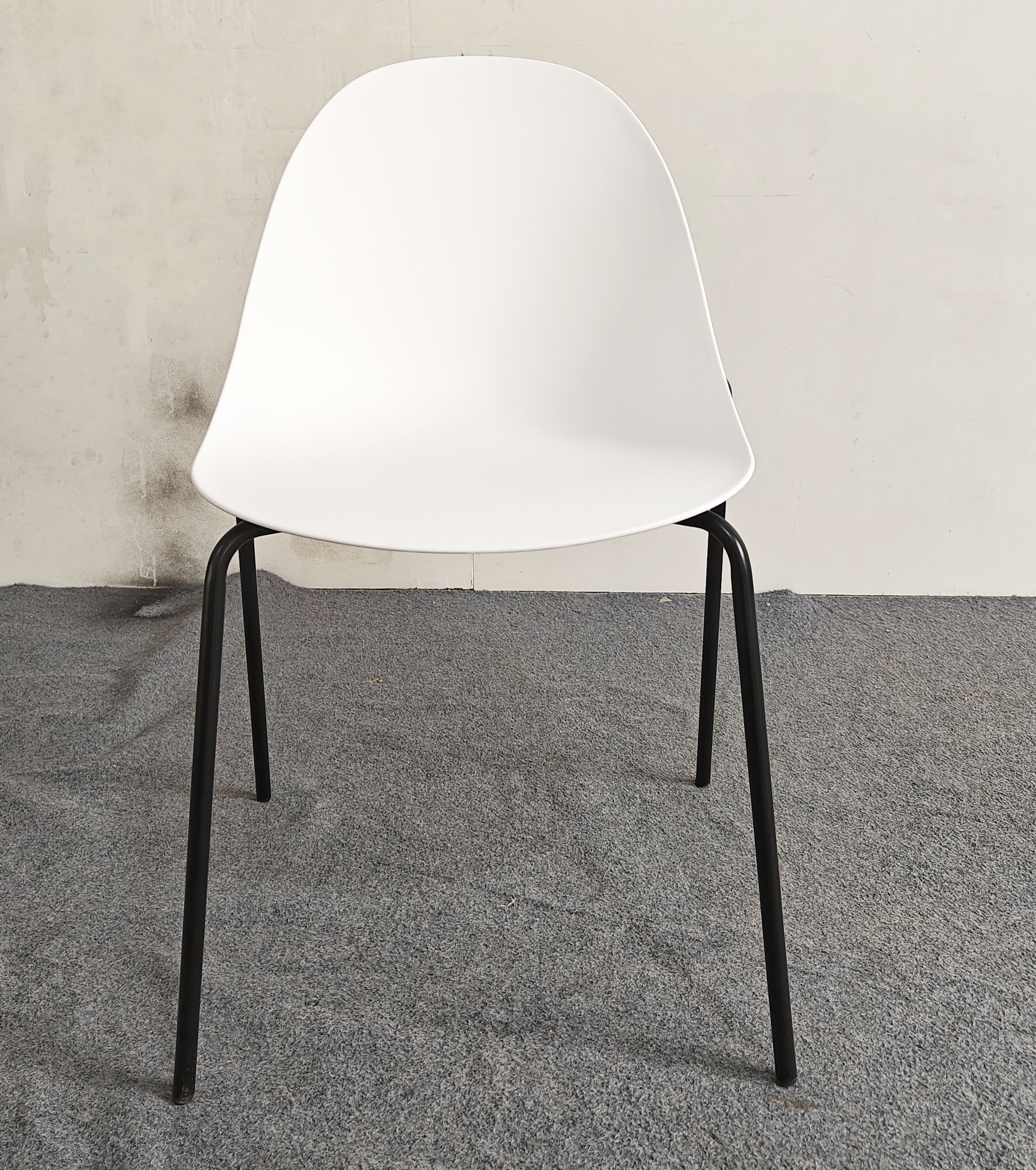 Studio 6 White Chair Gemini Hotel Task Chair PP Material and Black Metal Legs Hotel Chairs