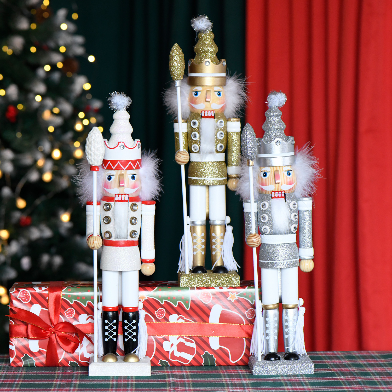 Nutcracker Top Quality Customizable Wooden 42 Cm Nutcracker for Outdoor Decoration