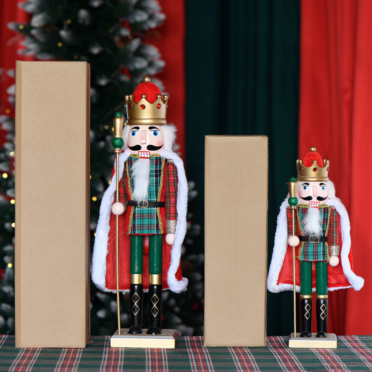 Factory Wholesale High Quality King Cape Style 38cm/50cm Wooden Xmas Nutcracker