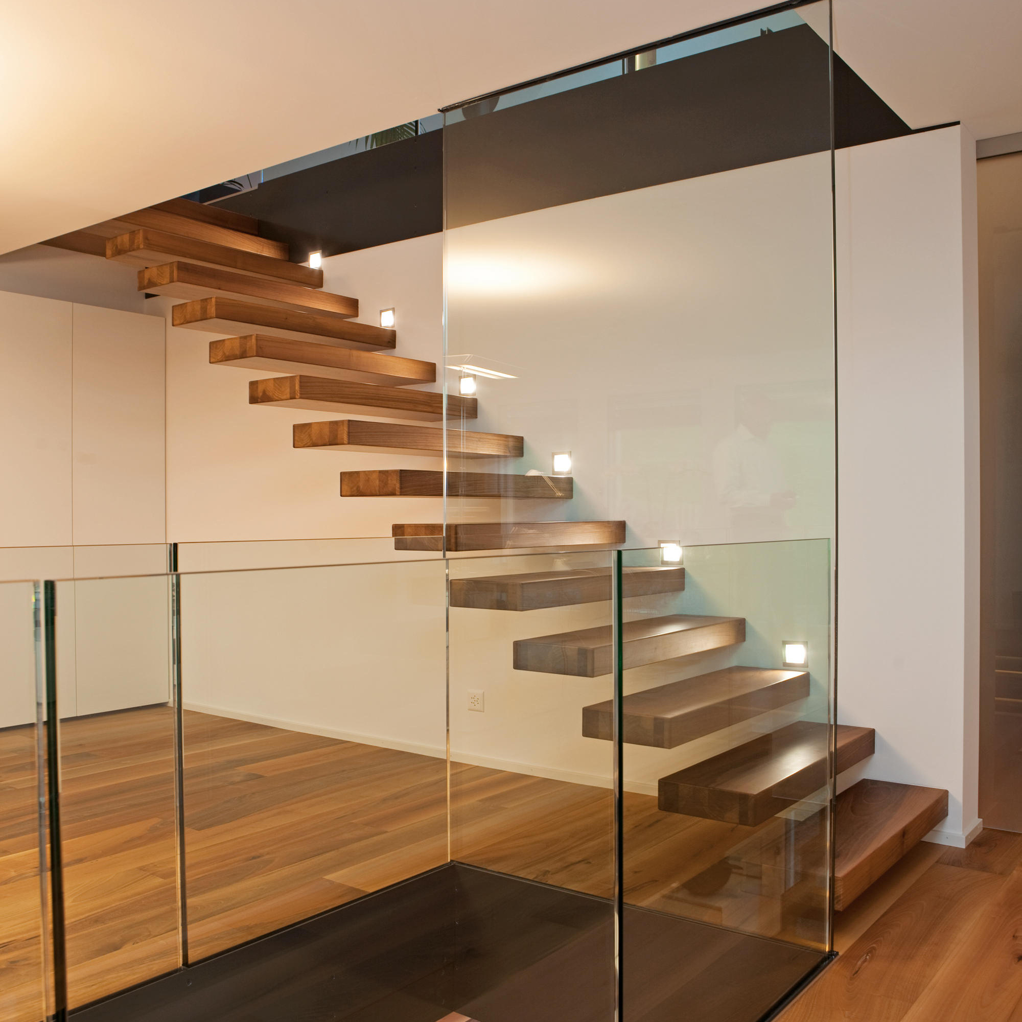 Customized Stairs with Tempered Glass Straight Mono Staircase