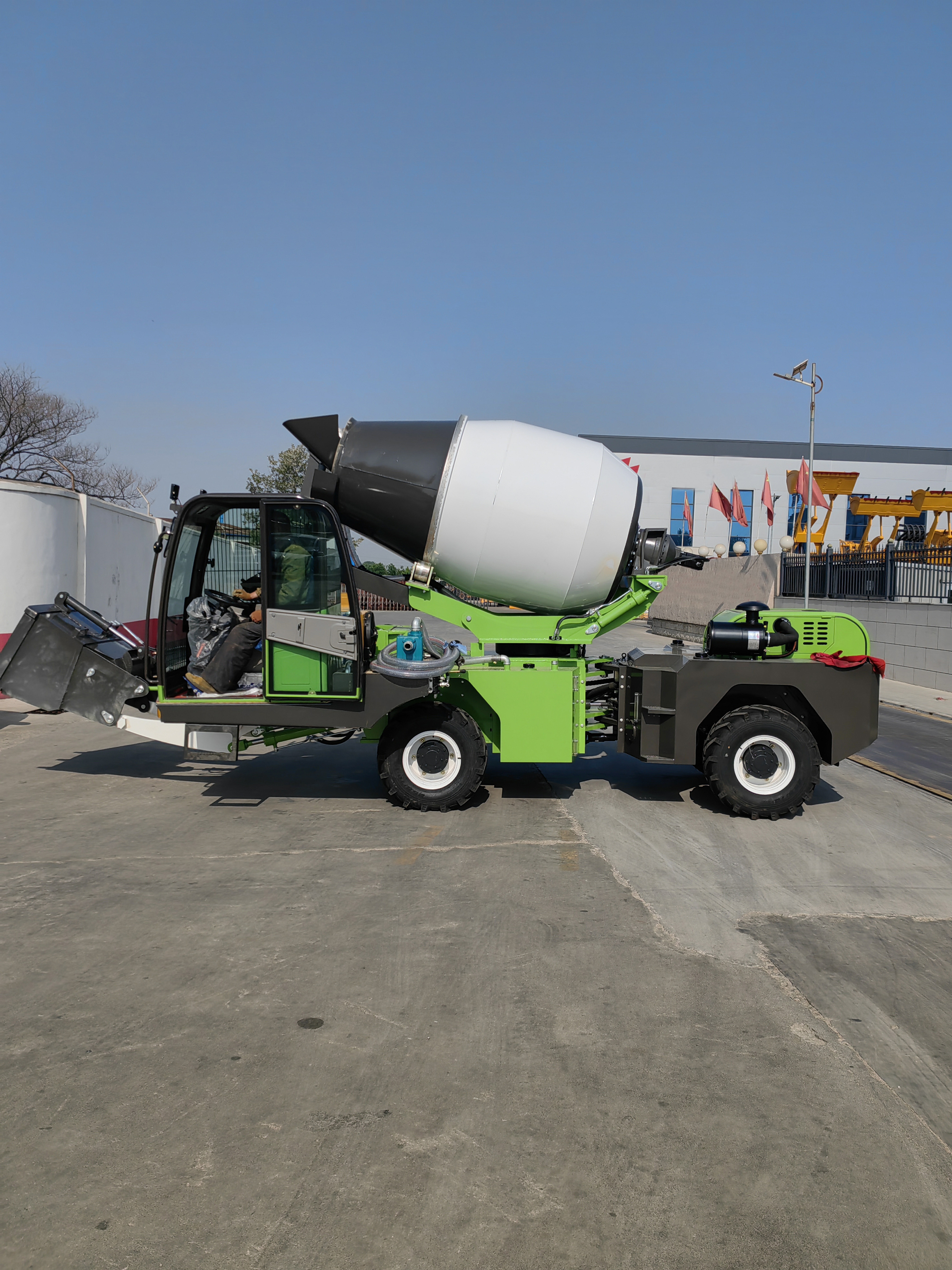 3 yard concrete mixers self loading drum truck factori price brand cement mixer truck concreteer