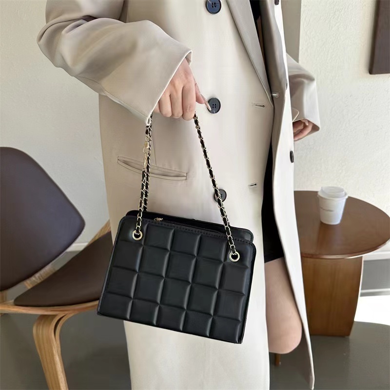 2023 New Fashion Ladies Purses Luxury Crossbody Shoulder Bags with Lattice Design Vintage Style Nylon Lining for Women