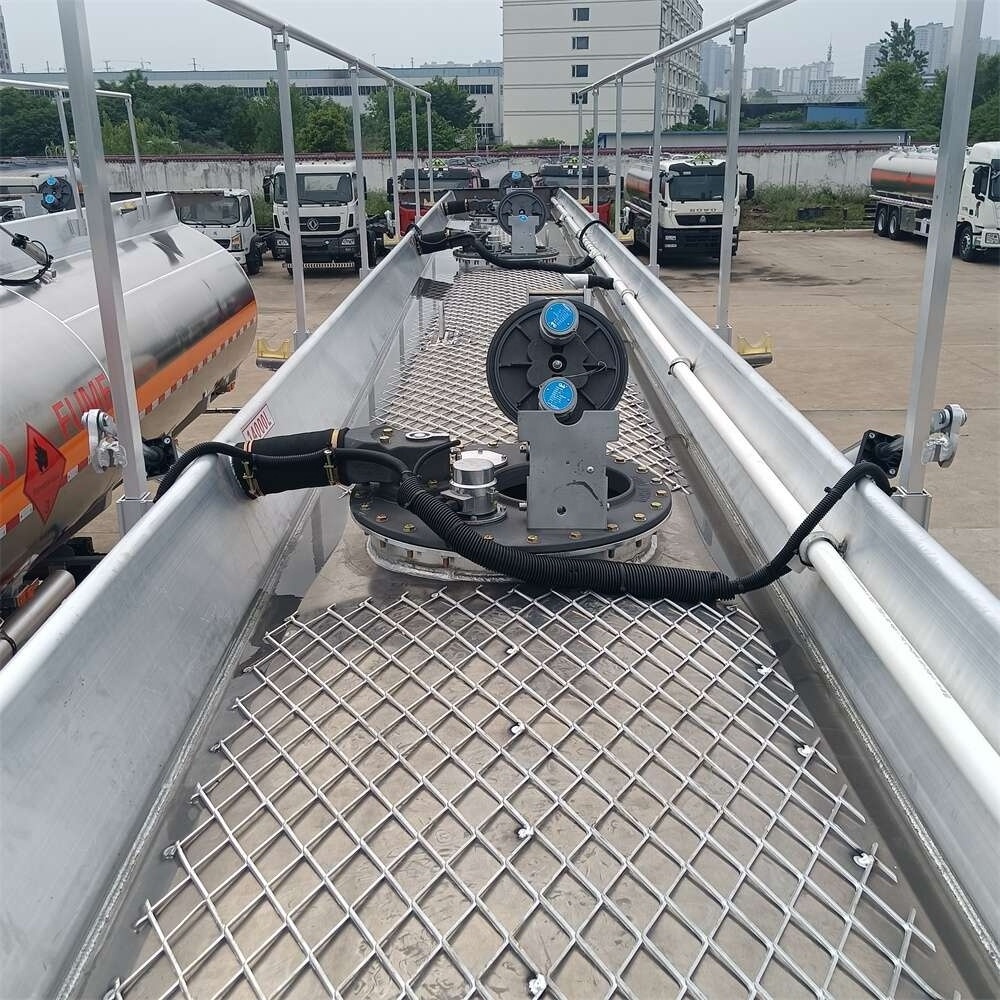 axis Semi-trailer aluminium oil tanker truck