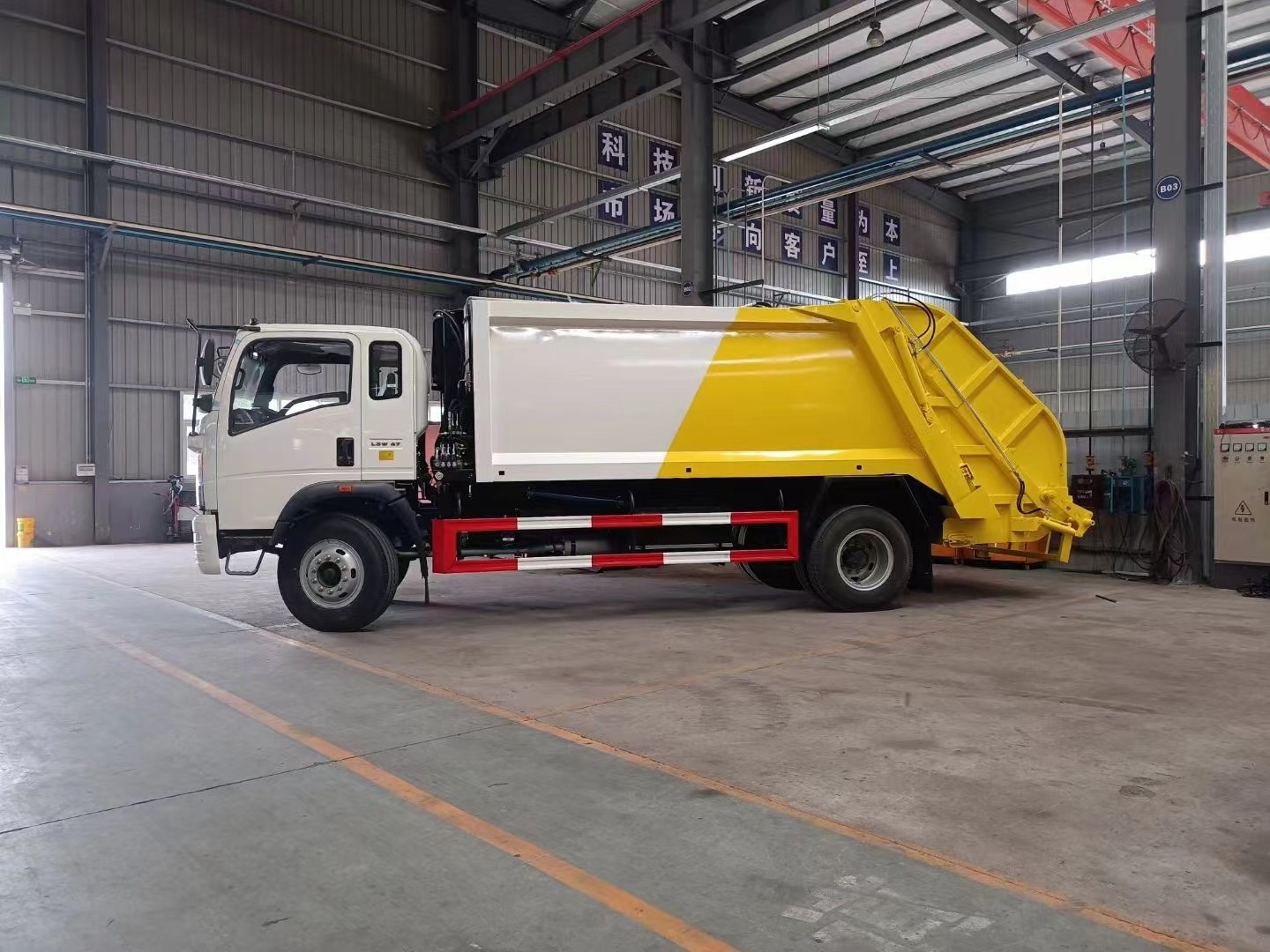 Mini waste disposal truck 5.5 tons 4x2 waste garbage truck small waste collector truck