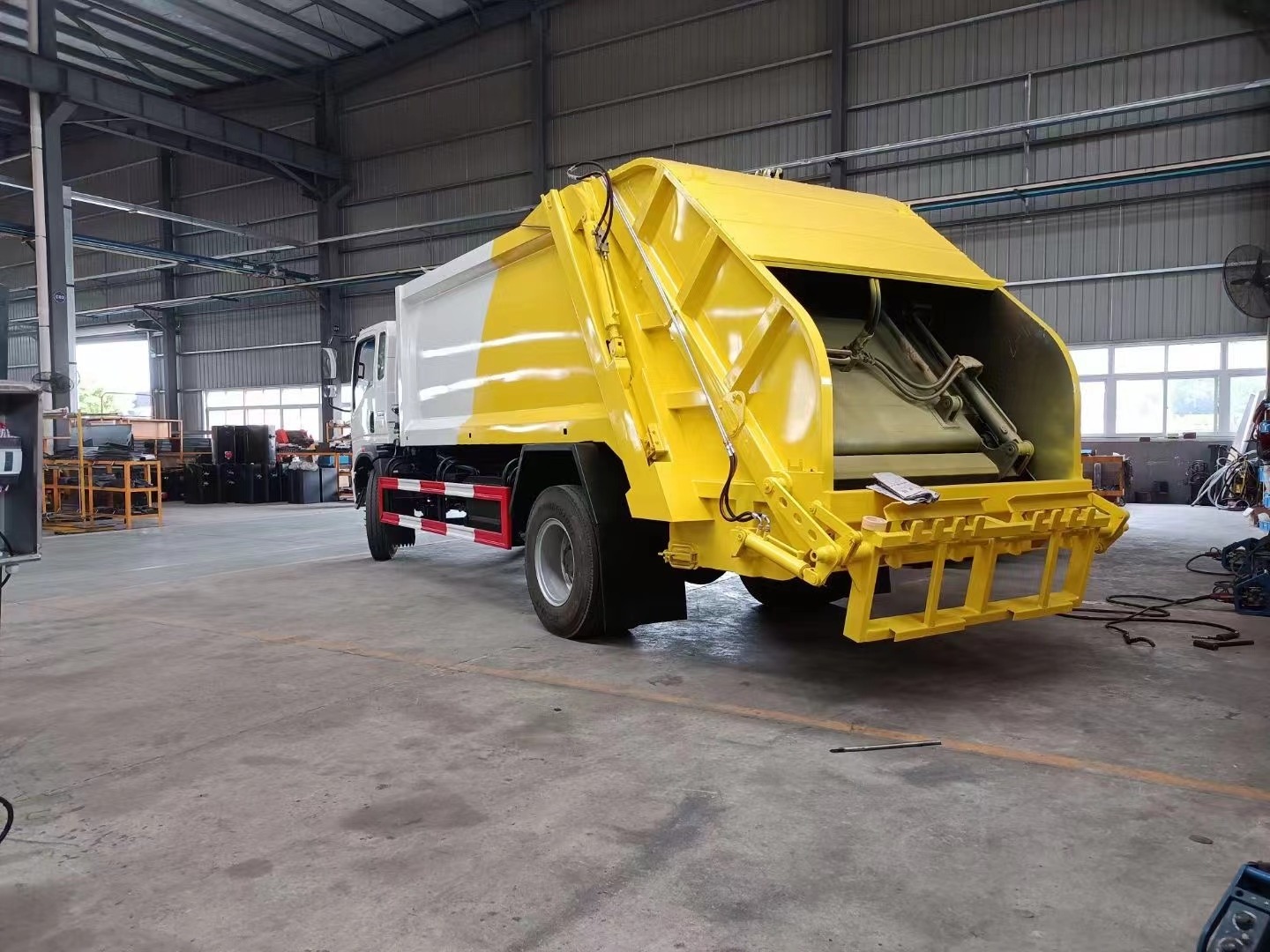 Mini waste disposal truck 5.5 tons 4x2 waste garbage truck small waste collector truck