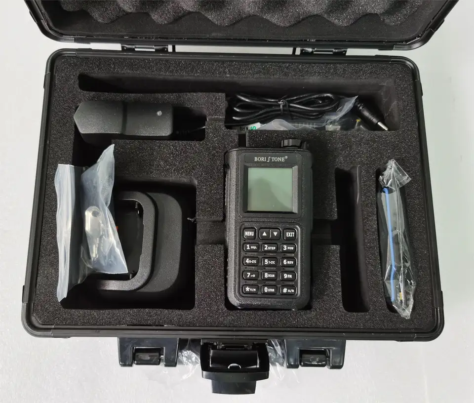 Wearable Drone Detector  270g up to 2km UAV Detection Device  body worn handheld device 1.5GHz .,4GHz 5.8G walkie-talkie Autel