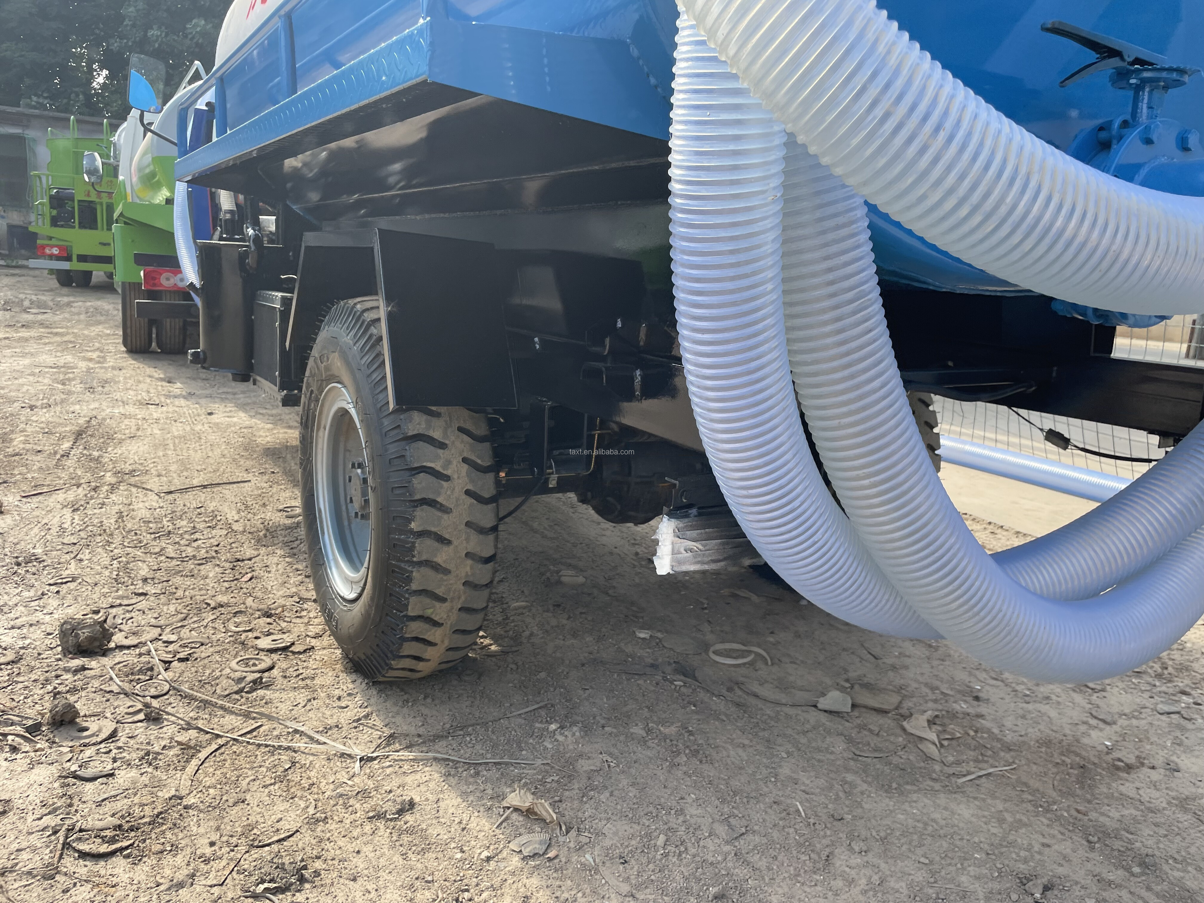 Sewage suction truck Three-wheel fecal suction truck Diesel fecal suction truck