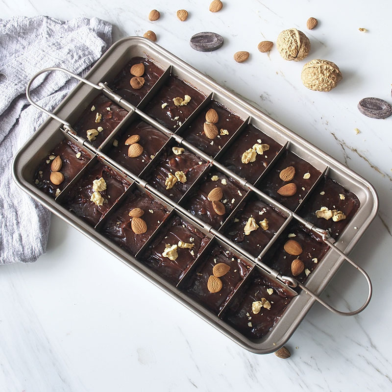 Brownie Pan with Dividers Baking Tray All Edges Bite Size Baking Steel Corner Brownies Pan with Cutter, Makes 18 Pre-cut Brownie