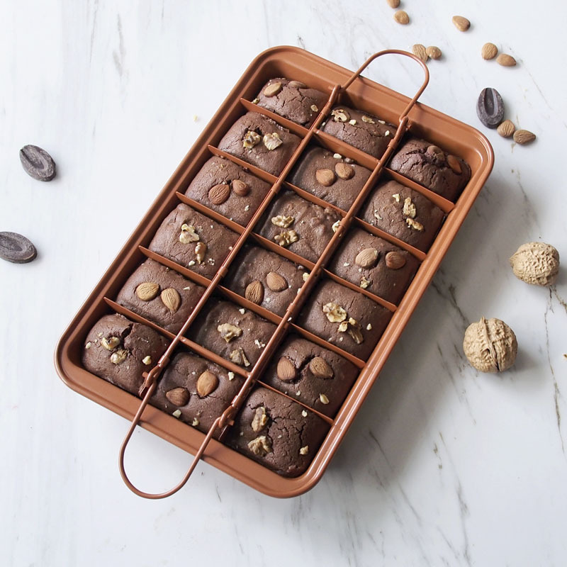 Brownie Pan with Dividers Baking Tray All Edges Bite Size Baking Steel Corner Brownies Pan with Cutter, Makes 18 Pre-cut Brownie