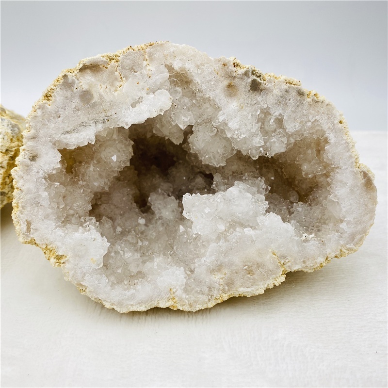 Wholesale Natural Quartz Raw Agate Geode Cutting Crystal Cluster Healing Stones For Home Decoration