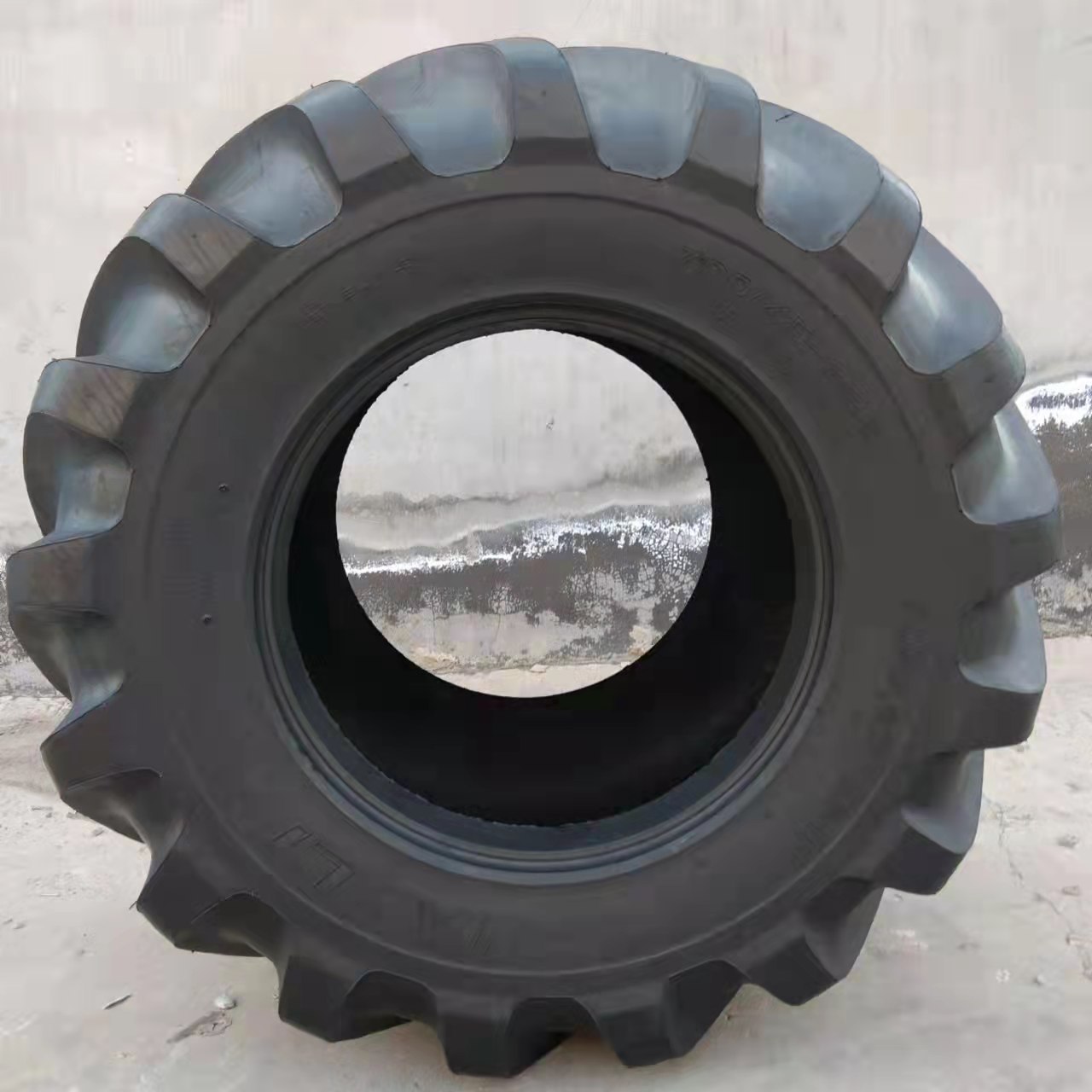 market top quality 30*10-16 33*12-20 10-16.5 16/70-20 12-16.5 bobcate solid tire for sale