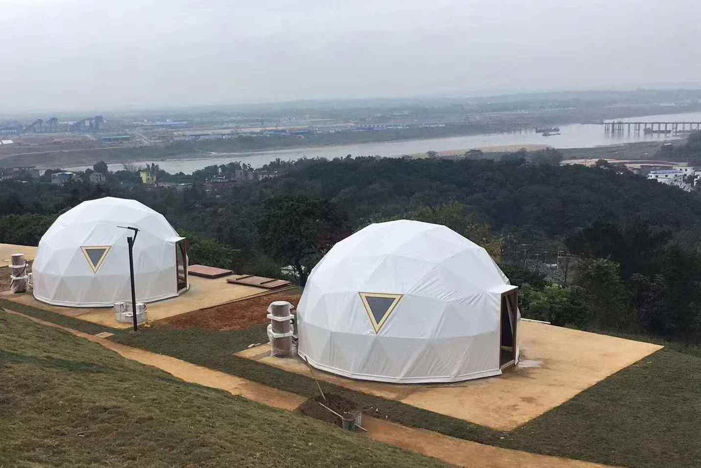 Winter Outdoor Luxury Igloo Geodesic Glamping pods Clear Dome House Tent With Fireplace Insulation