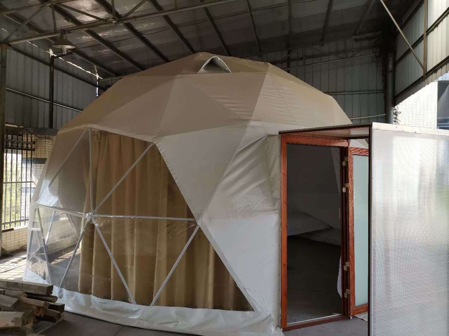 Winter Outdoor Luxury Igloo Geodesic Glamping pods Clear Dome House Tent With Fireplace Insulation