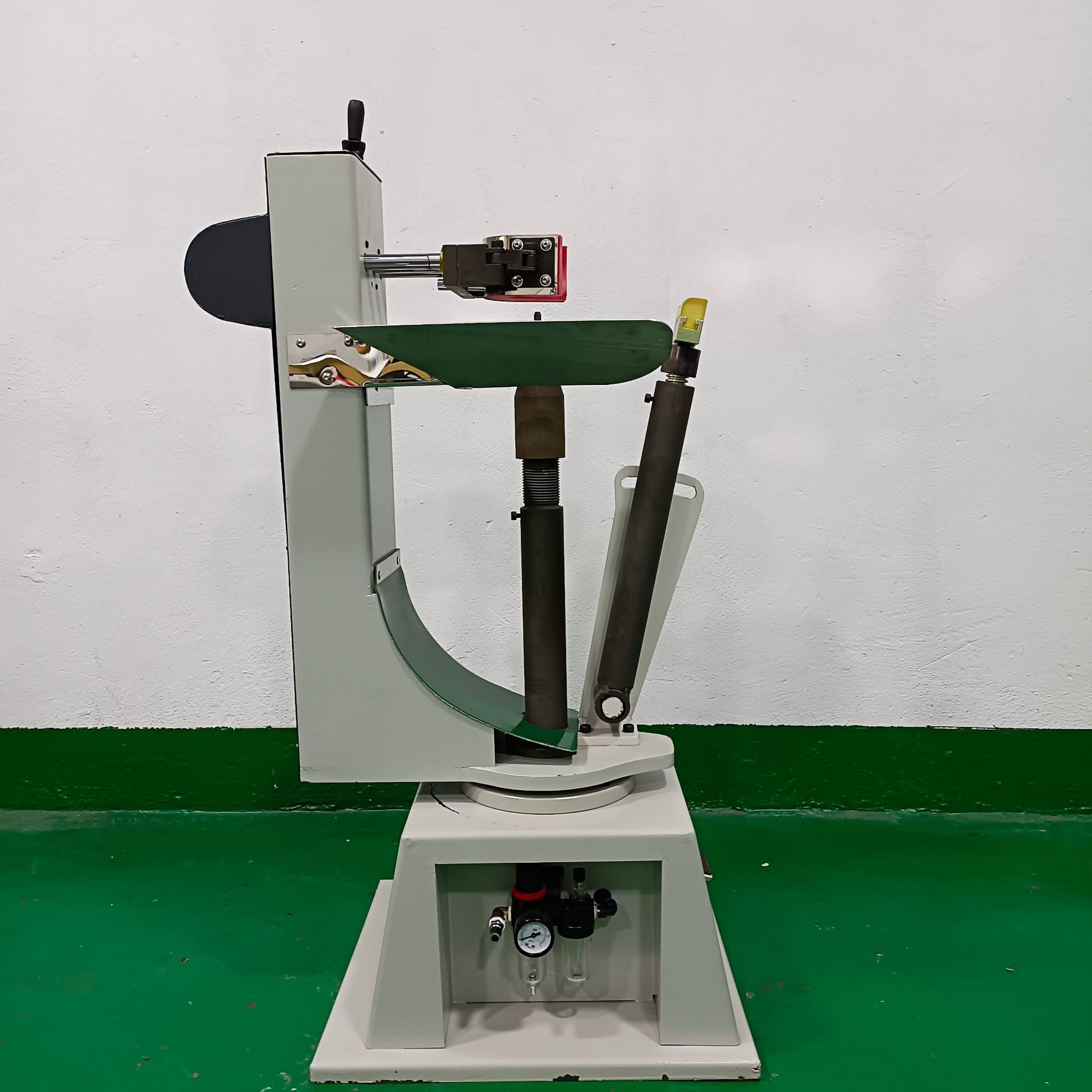 Semi-automatic manual waist-drawing machine waist-climbing machine mid-top machine-made shoe equipment