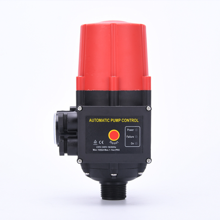 Automatic water pump controller with socket and auto-reset automatic pressure control switch