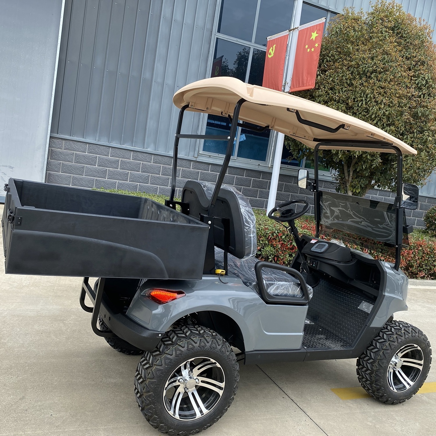 Factory Custom Electric Golf Carts Two Seaters Motor 48 volts Club Car with Cargo Box