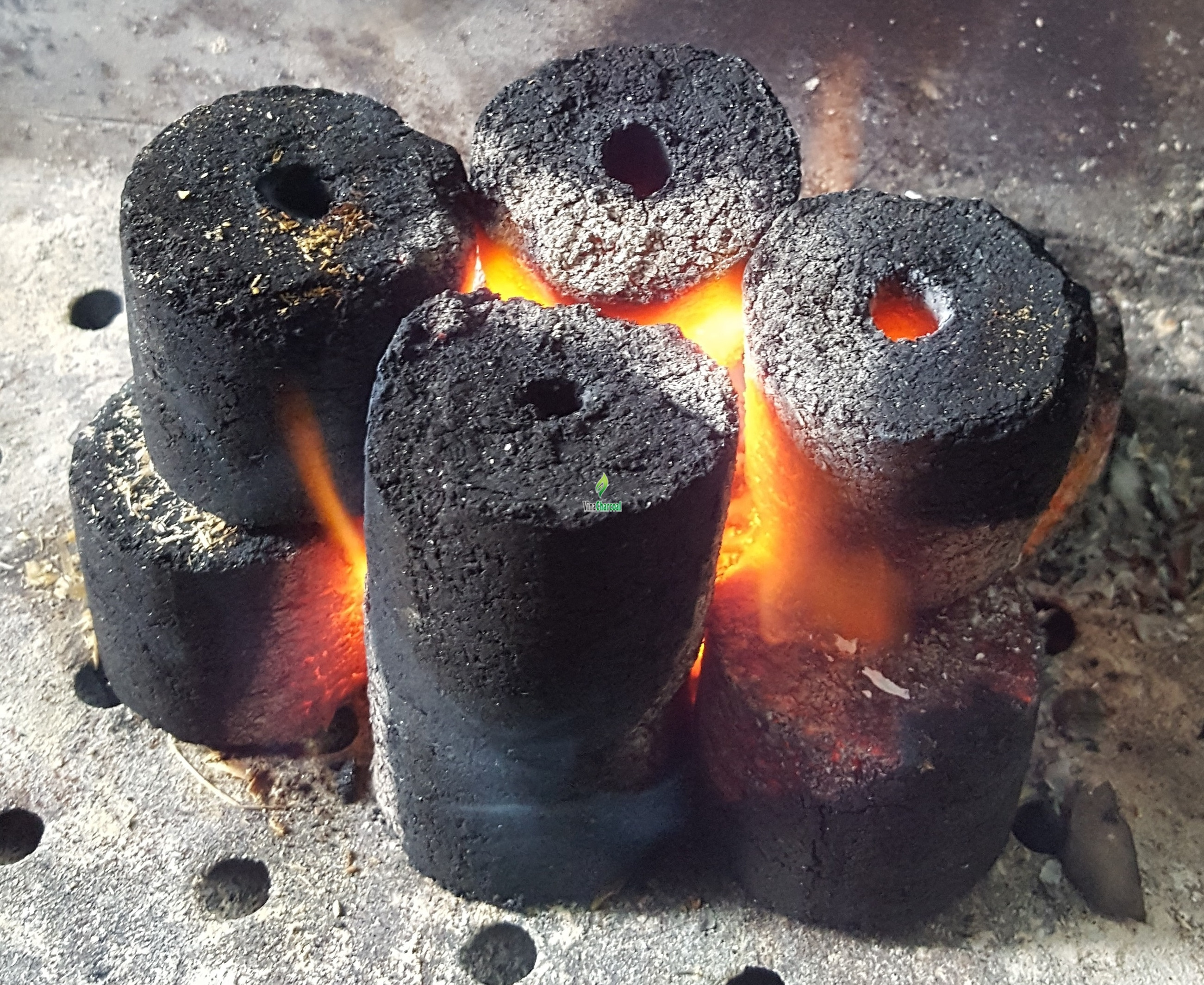 Cylinder form coconut shell charcoal for BBQ grilling in Vietnam country