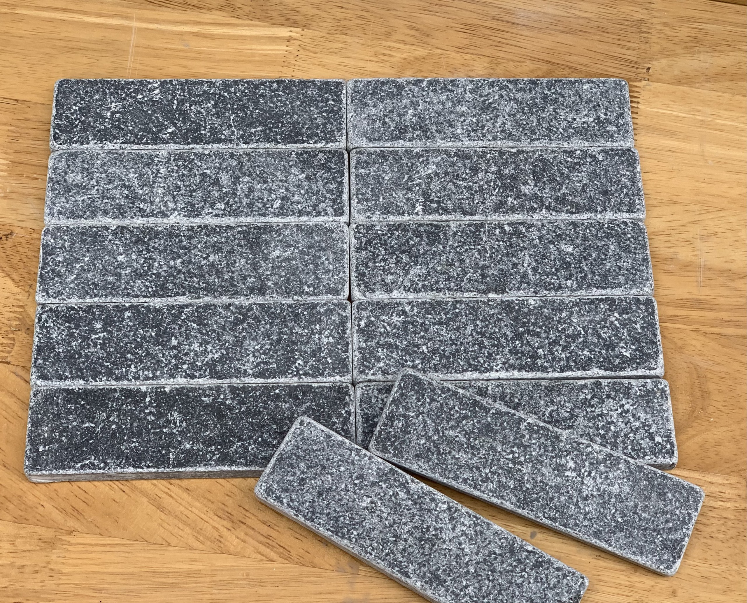 Vietnam Cheap Blue Limestone Gothic Tumbled 40x40x2 Antic Paver Garden Floor Floor Asian Bluestone Cheap Price Factory