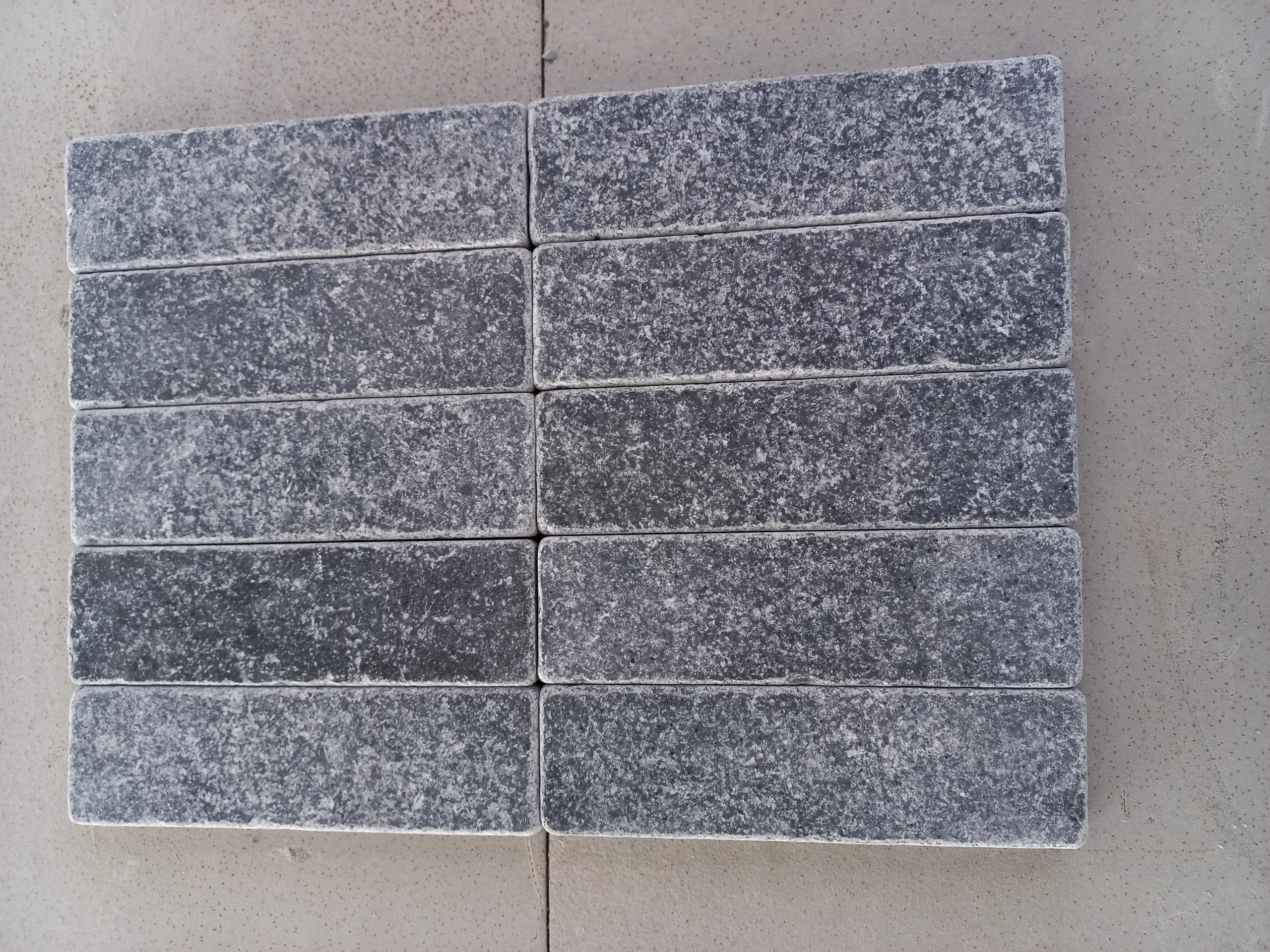 Vietnam Cheap Blue Limestone Gothic Tumbled 40x40x2 Antic Paver Garden Floor Floor Asian Bluestone Cheap Price Factory