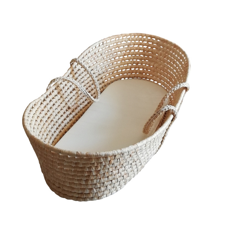 Factory price wholesale luxury portable newborn gift set mobile wicker baby basket set rattan woven bed bedding moses cribs