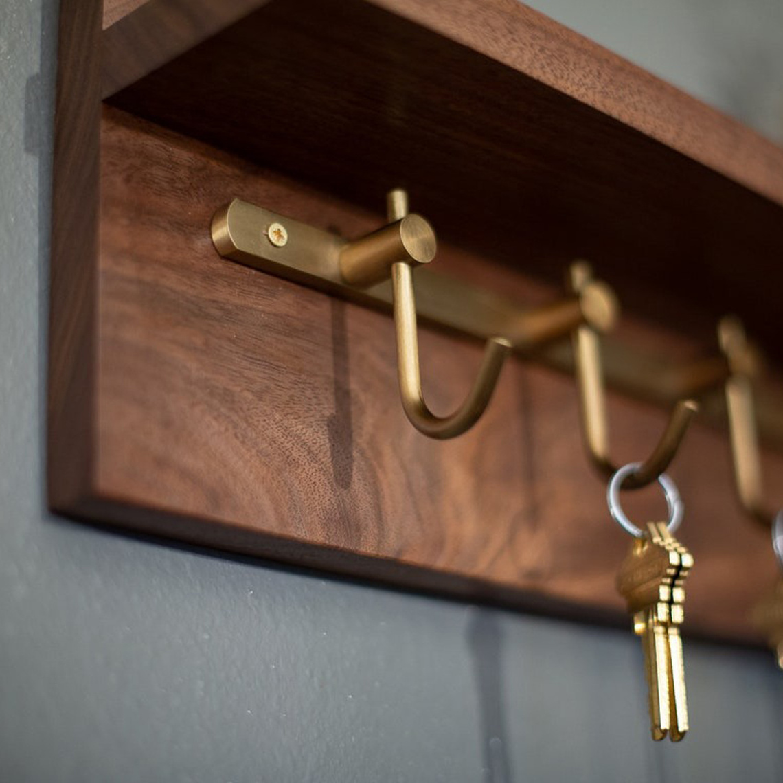 Custom Brown Color Wall Mounted Rustic Wood Entryway Storage Shelf with 5 Metal Hooks Key Holder