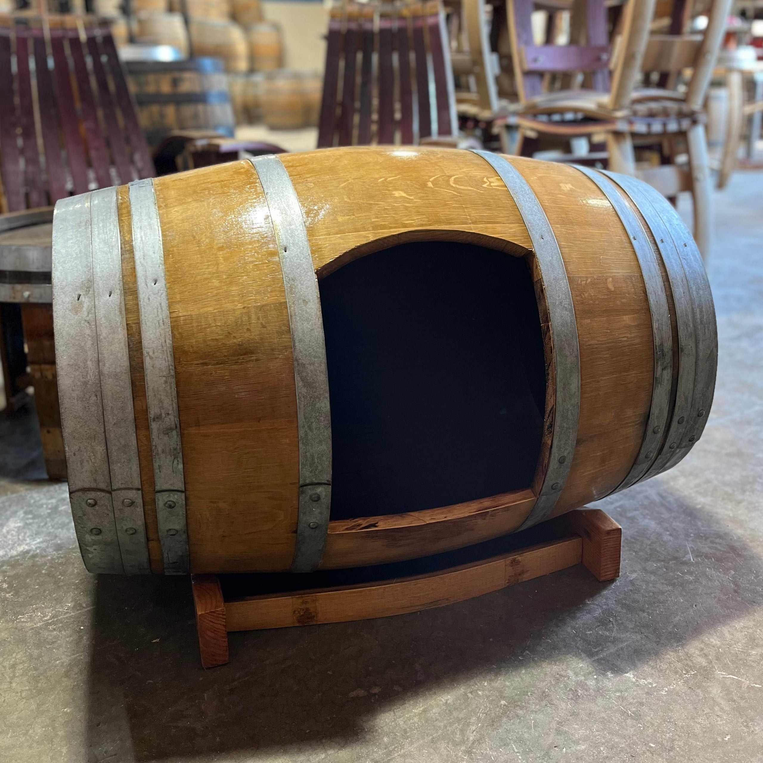 Custom Luxury Large Outdoor Indoor Wooden Wine Barrel Doggy Den Dog Bed Dogs Kennel Cat House Cats Hut Pet Wood Cabin Wholesale