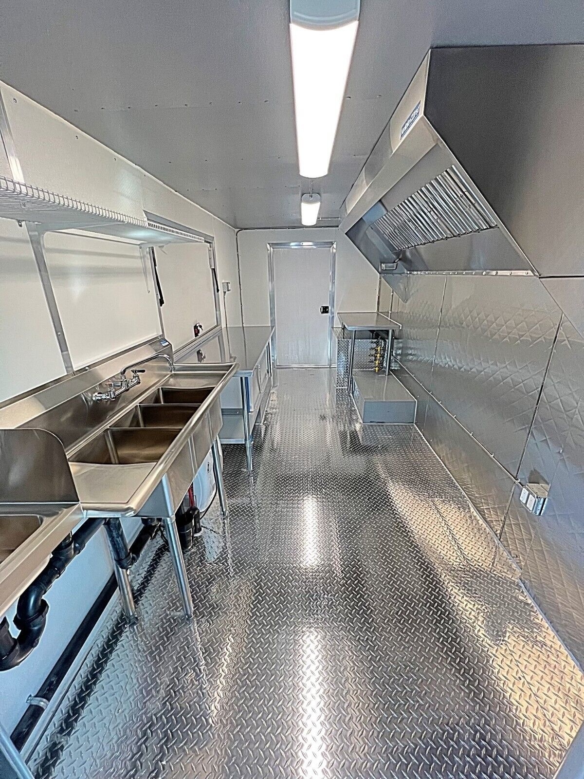 New Large CSR Food Truck with Bathroom for Restaurant Bakery and Snack Food Factory Mobile Food Trailer with Water Corn