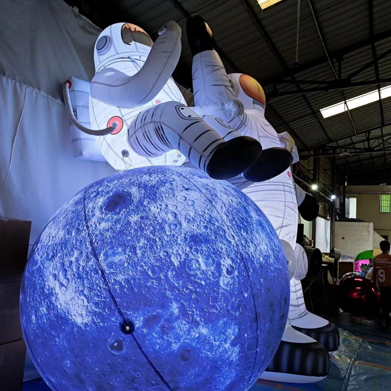 Custom glow-in-the-dark inflatable moon landing model, airtight PVC inflatable model, astronaut moon landing inflatable model