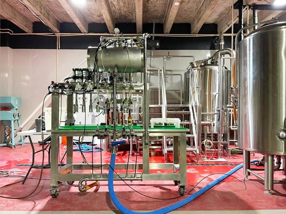 embotelladora llenadora de botellas de varios tipos envasadora para cerveceria manual semiautomatica atuomatica