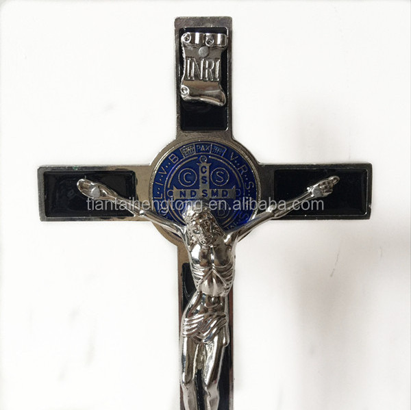 Custom design wholesale religious Jesus metal standing crucifix, decorative catholic wall cross