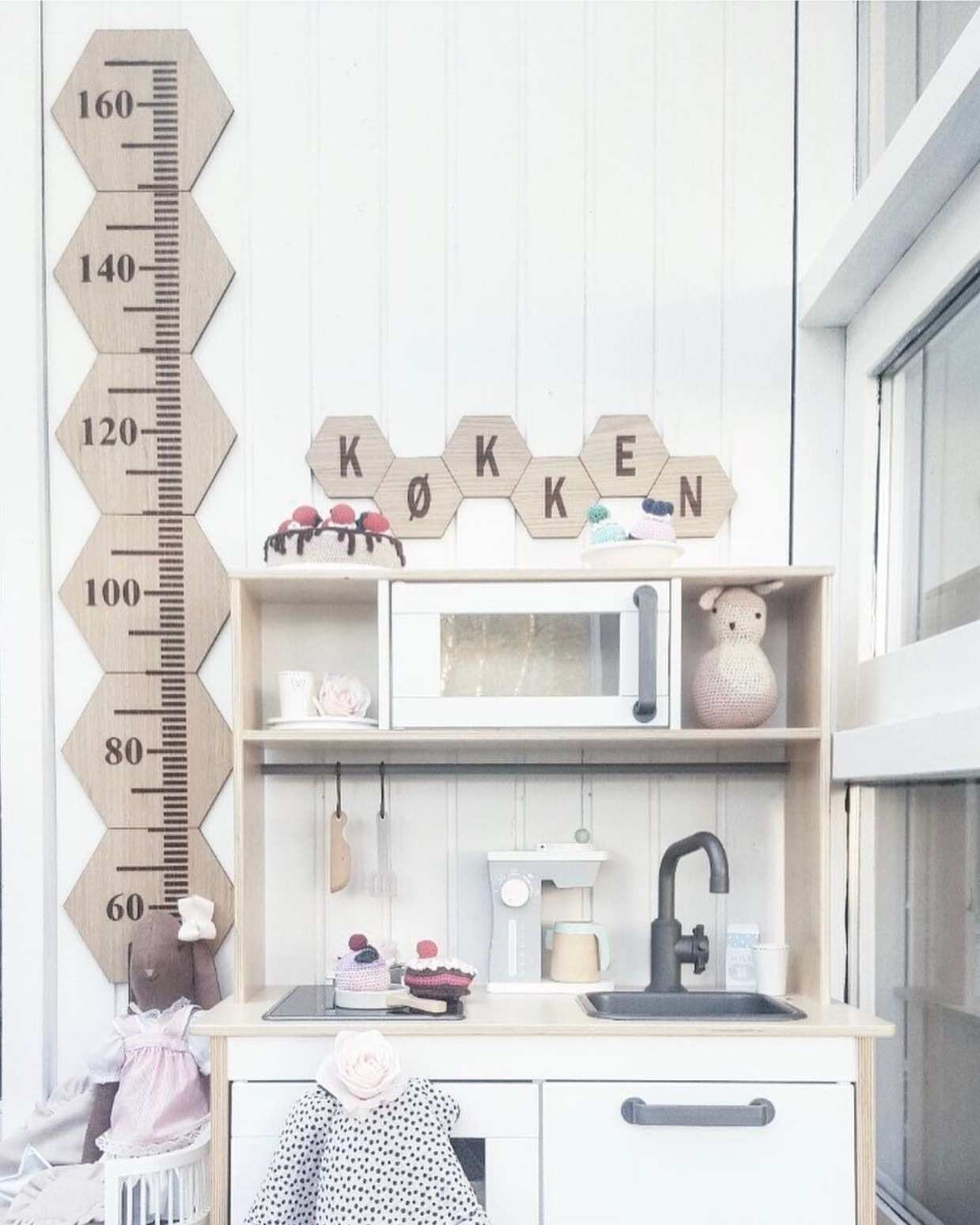 Nursery Hanging Wall Decor Wooden Meter Ruler Hexagon Wooden Height Growth Chart for Kids Boys Girls Toddlers Baby Gifts