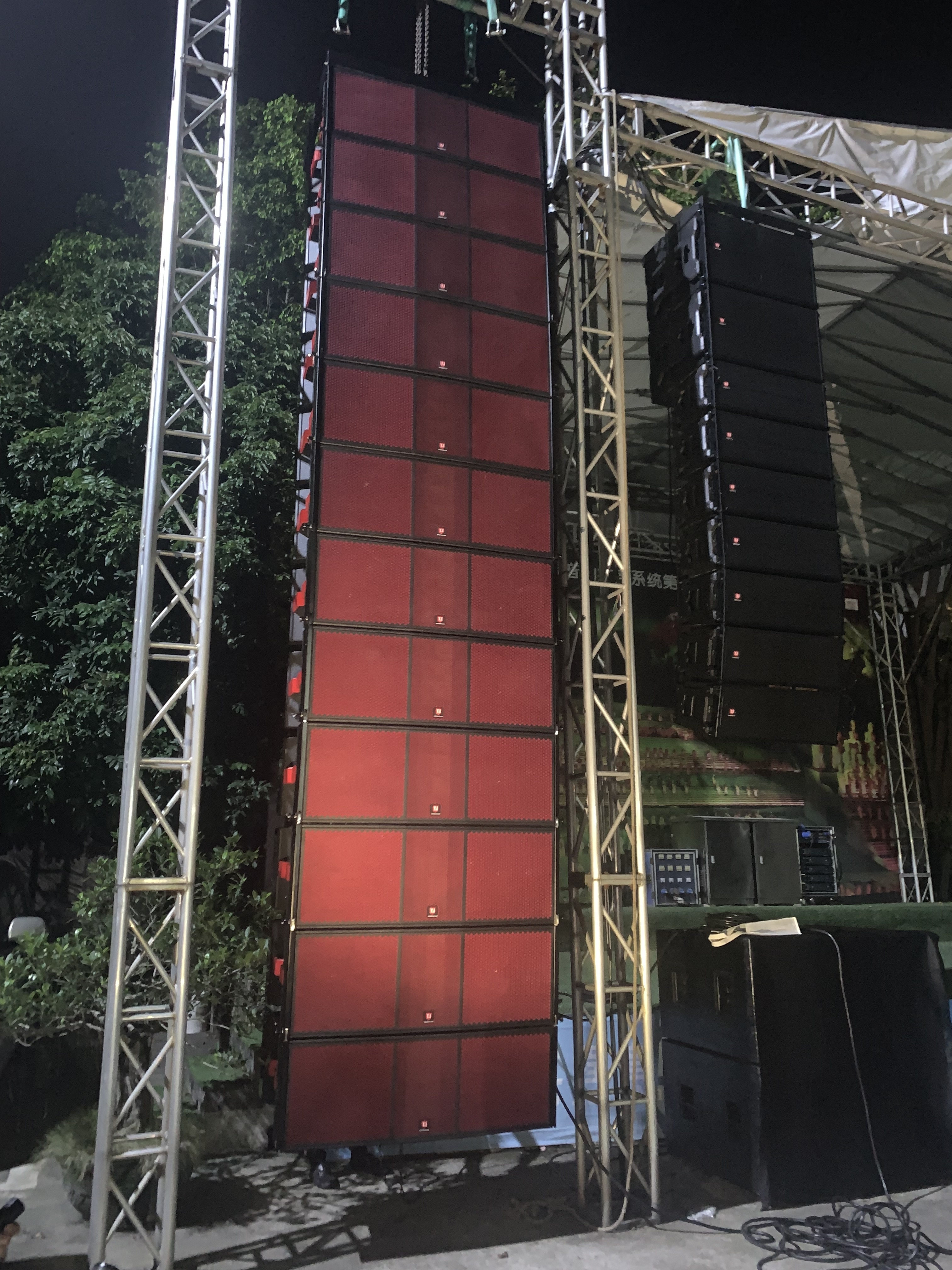 line array speaker sound equipment concert living show musical instrument Dual 15'' line array martin audio  line array speaker